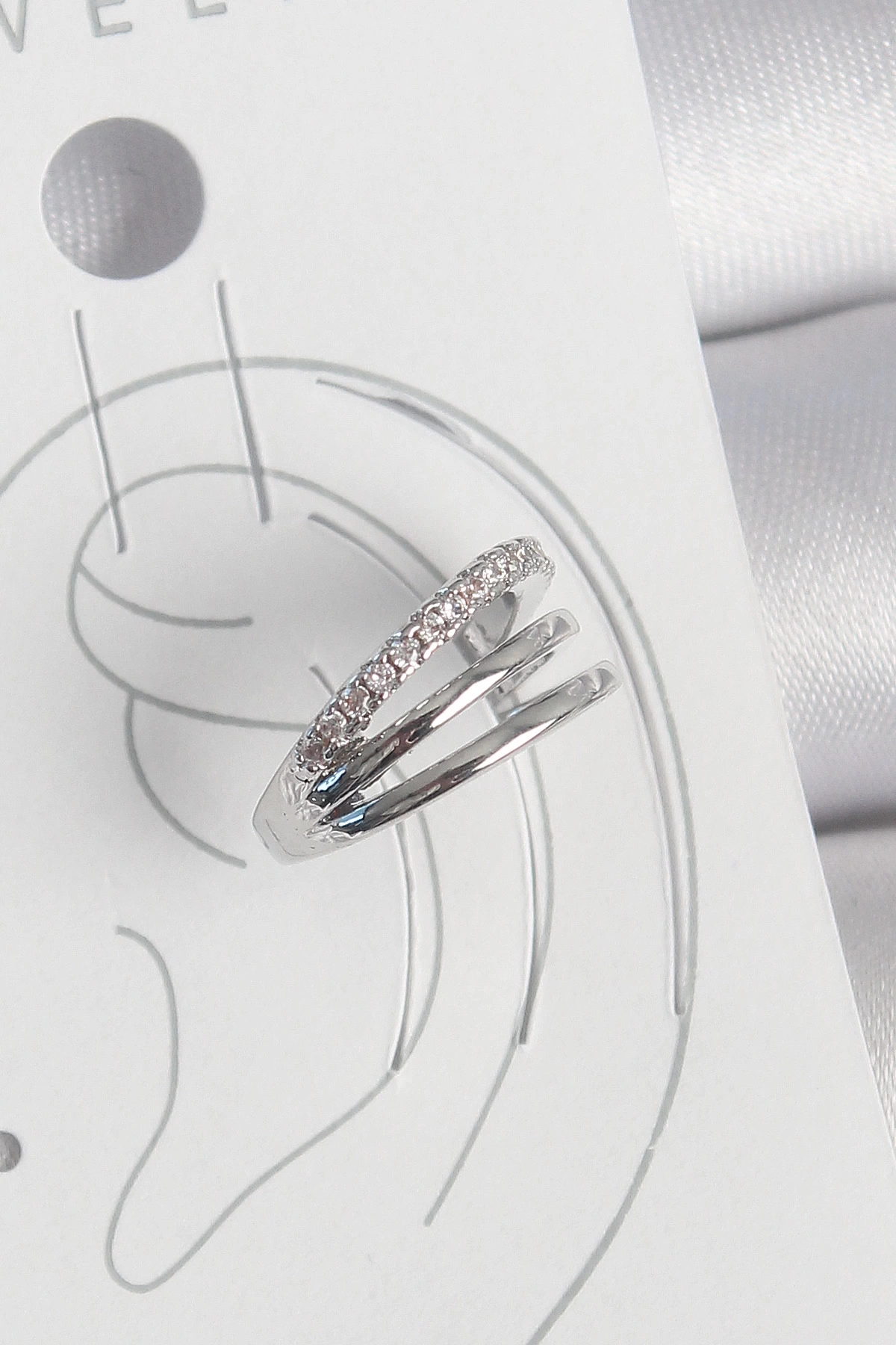 Pirinç Gümüş Renk Zirkon Taşlı 3Lü Sıralı Model Kadın Kıkırdak Küpe