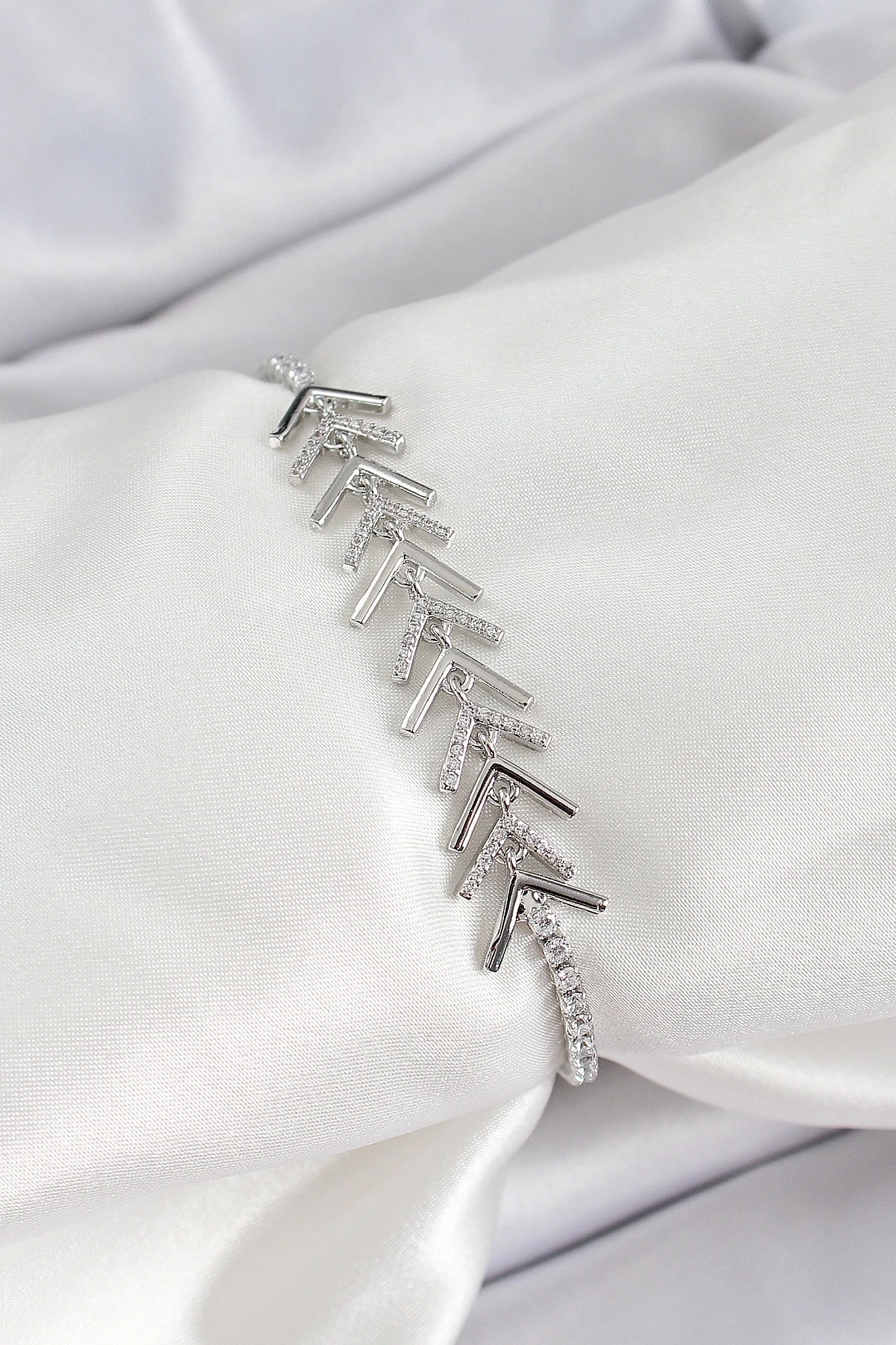 Pirinç Gümüş Renk Zirkon Taşlı Balık Sırtı Kadın Bileklik