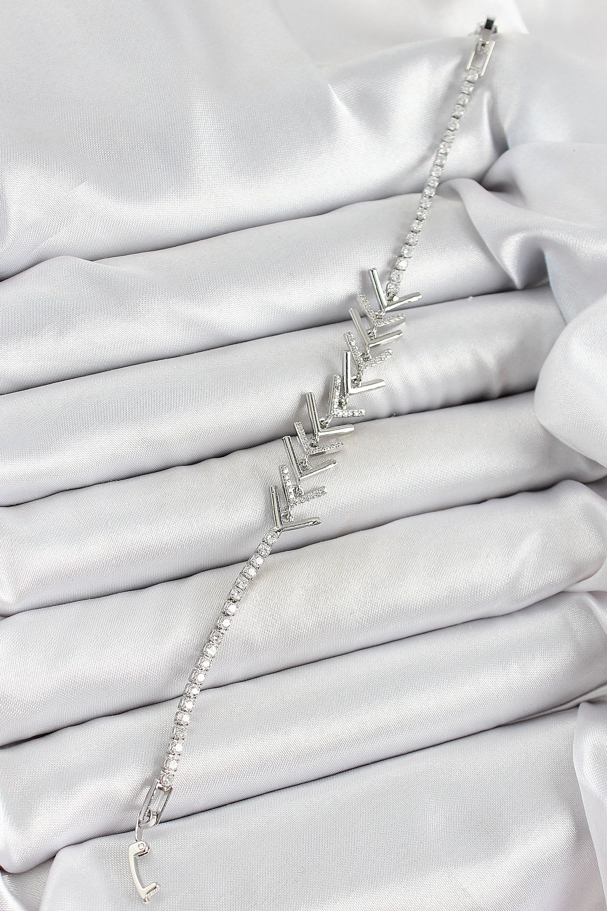 Pirinç Gümüş Renk Zirkon Taşlı Balık Sırtı Kadın Bileklik