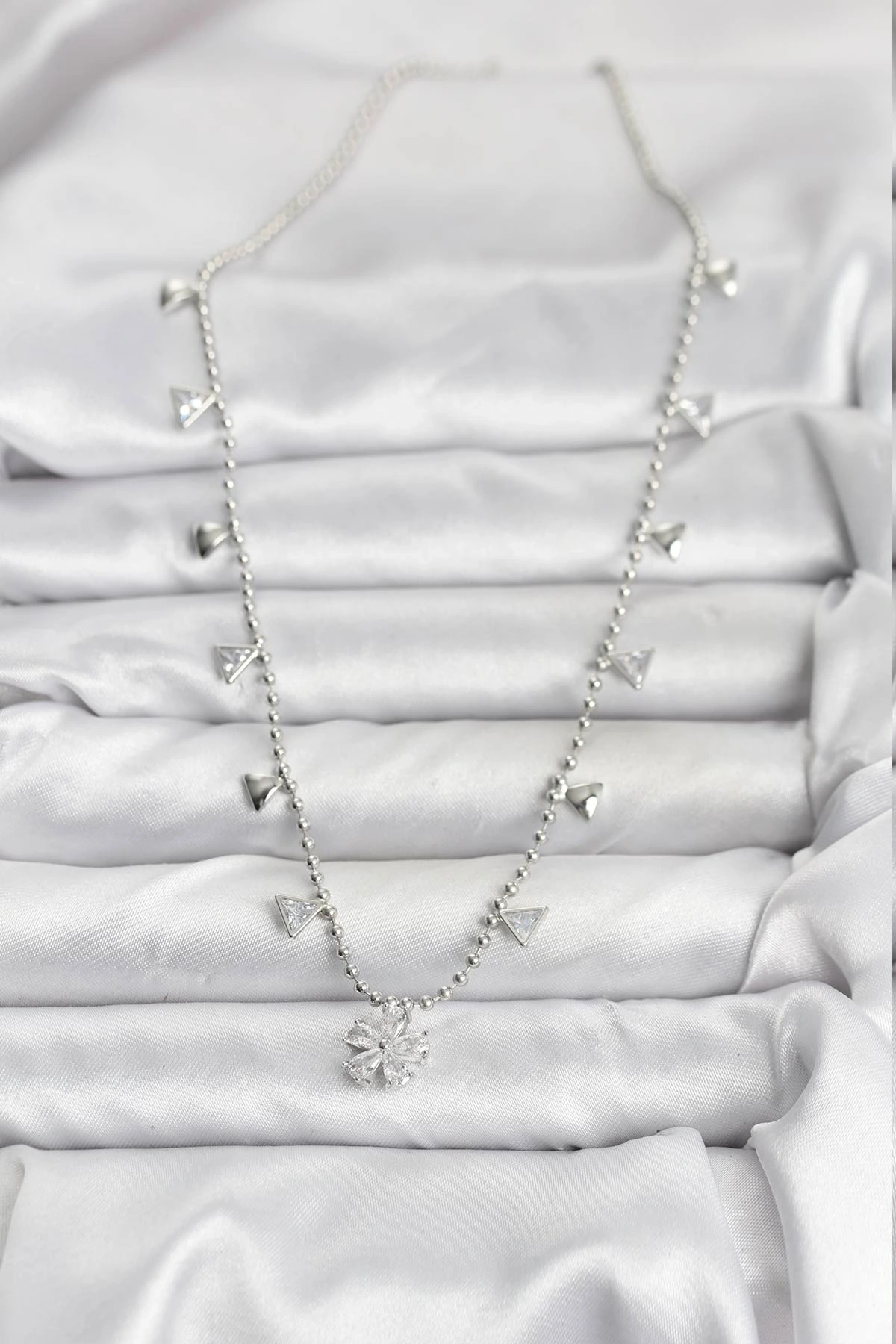 Pirinç Gümüş Renk Zirkon Taşlı Çiçek Model Kadın Kolye