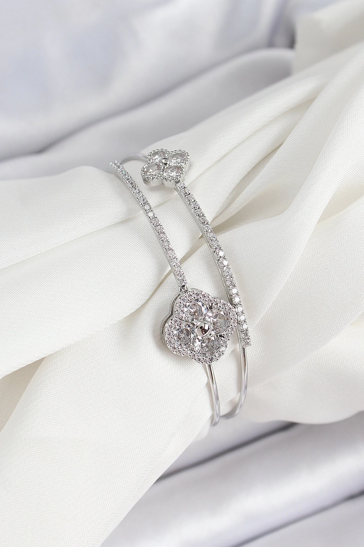 Pirinç Gümüş Renk Zirkon Taşlı Yonca Model 2li Kadın Bileklik