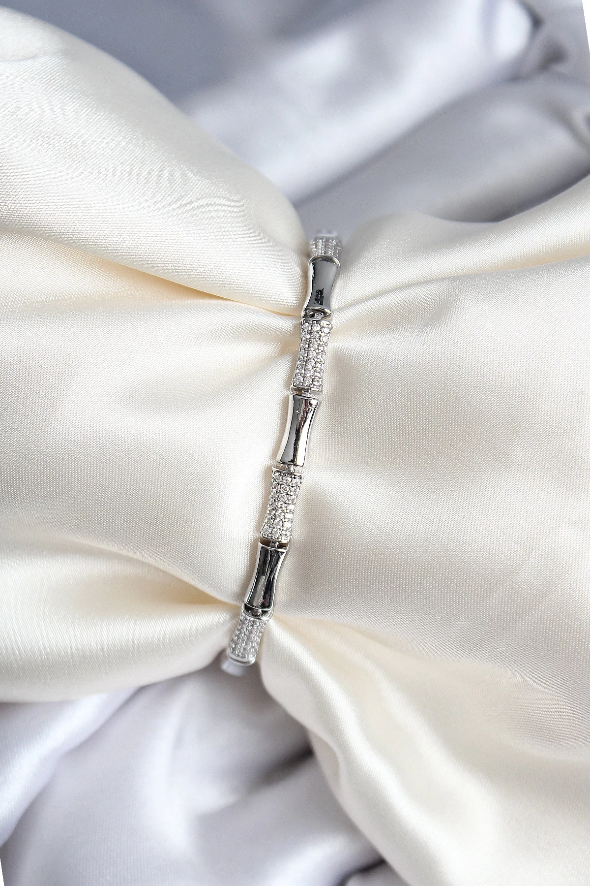 Pirinç Kemik Model Zirkon Taşlı Gümüş Renk Kadın Bileklik