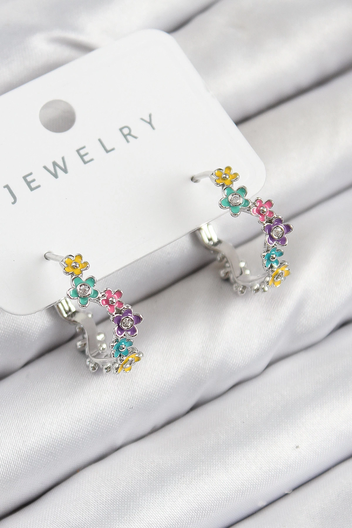 Pirinç Renkli Papatya Model Gümüş Renk Kadın Küpe