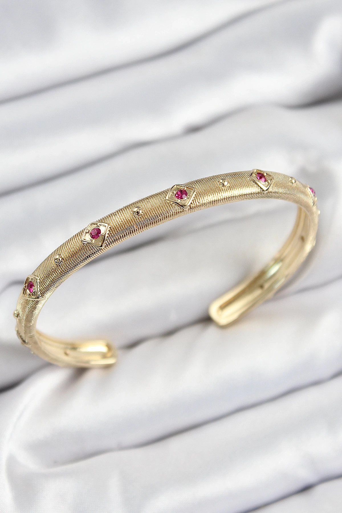 Pirinç Renkli Zirkon Taşlı Vintage Model Gold Renk Kadın Kelepçe