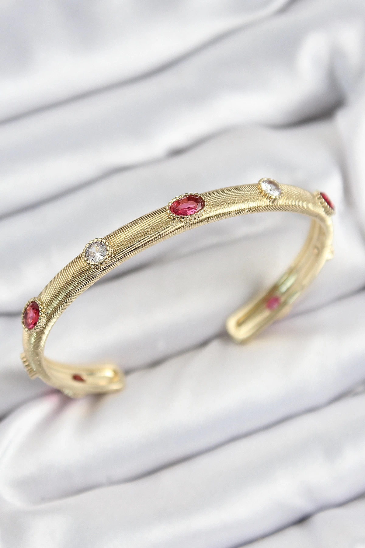 Pirinç Renkli Zirkon Taşlı Vintage Model Gold Renk Kadın Kelepçe