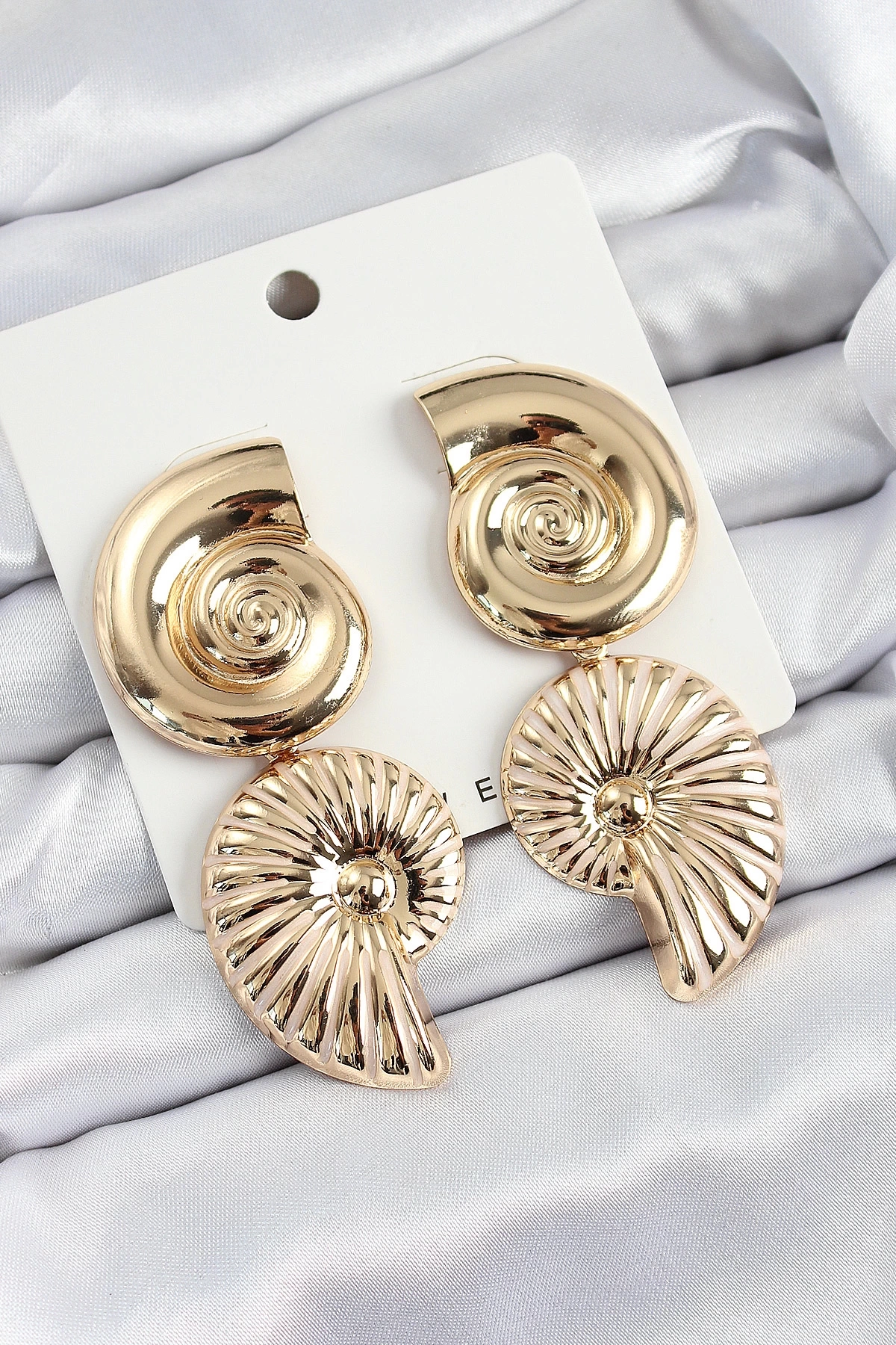 Pirinç Sarmal Sallantılı Deniz Kabuğu Vintage Model Gold Renk Küpe