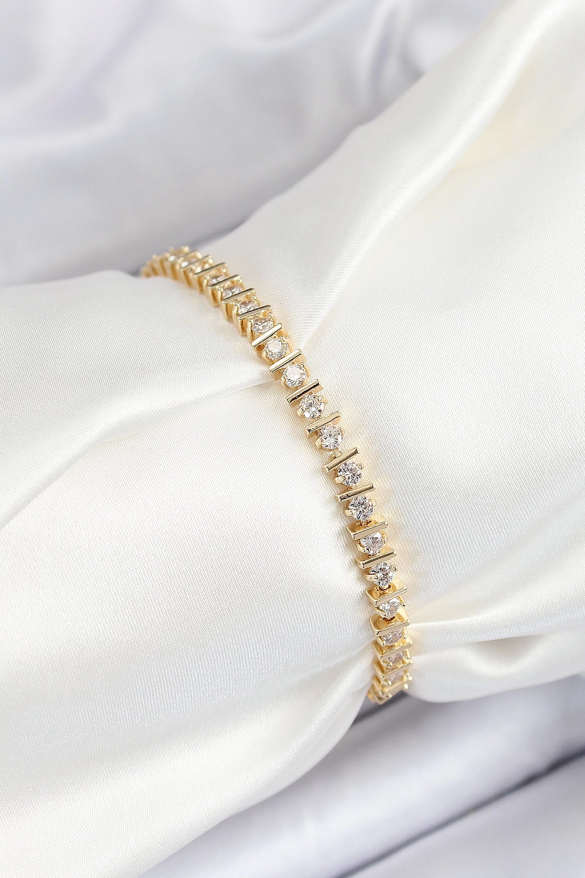 Pirinç Sıralı Çit Model Zirkon Taşlı Gold Renk VİP Seri Kadın Bileklik