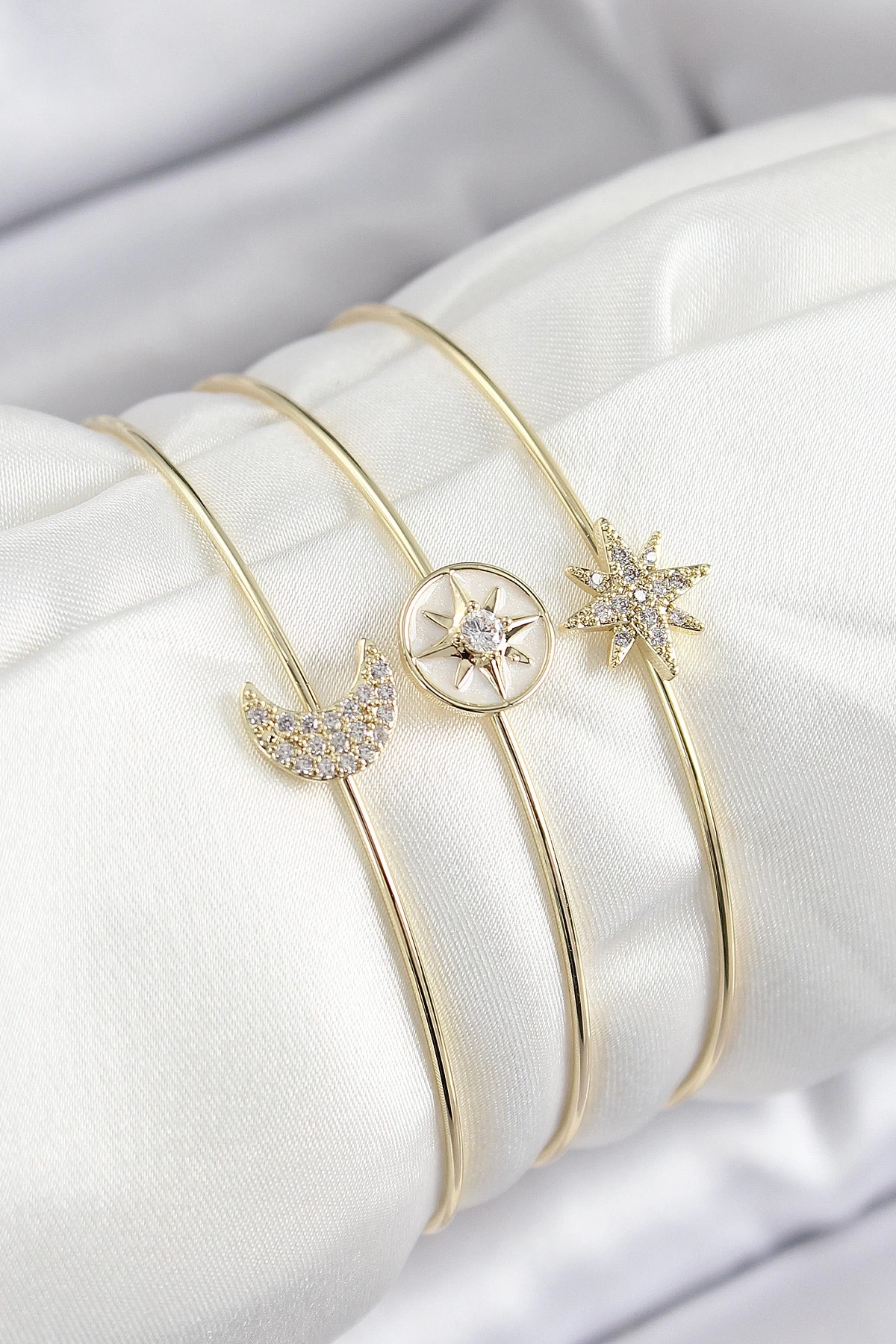 Pirinç Zirkon Taşlı Ay Ve Kutup Yıldızı Model Gold Renk Vip 3lü Kadın Bileklik