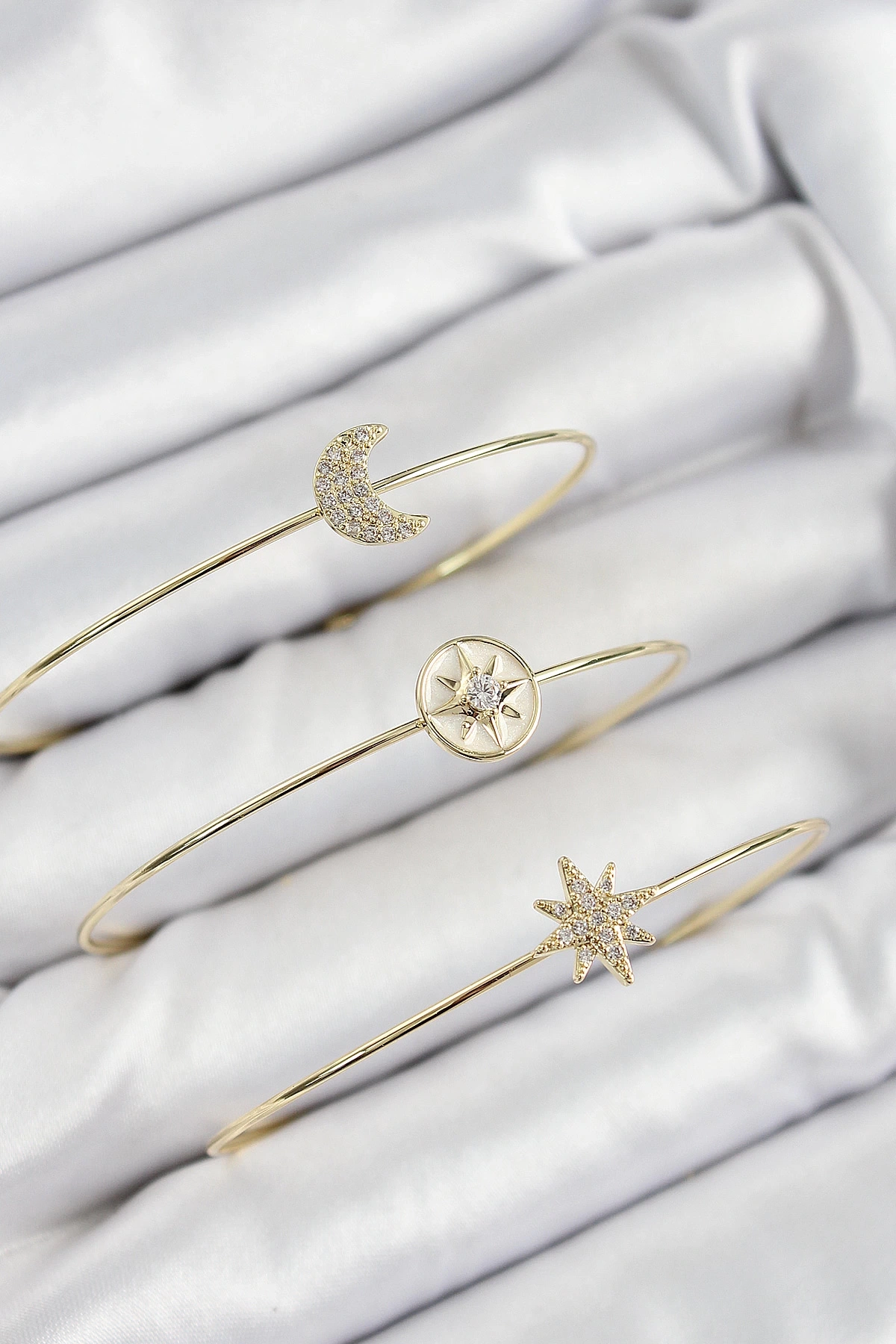 Pirinç Zirkon Taşlı Ay Ve Kutup Yıldızı Model Gold Renk Vip 3lü Kadın Bileklik