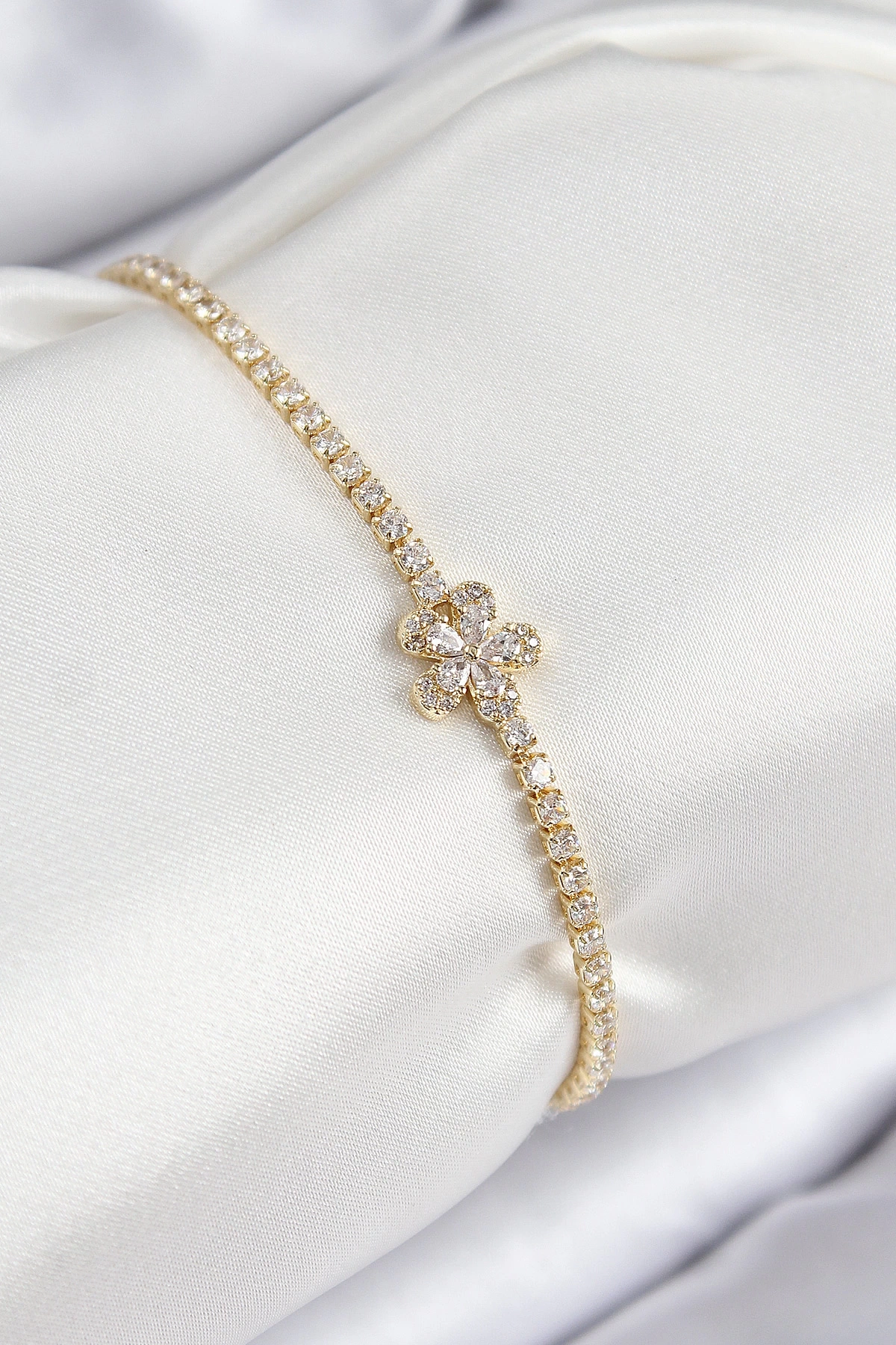 Pirinç Zirkon Taşlı Çiçek Model Gold Renk Kadın Bileklik