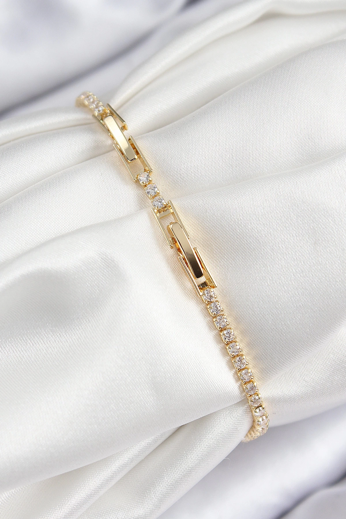 Pirinç Zirkon Taşlı Çiçek Model Gold Renk Kadın Bileklik