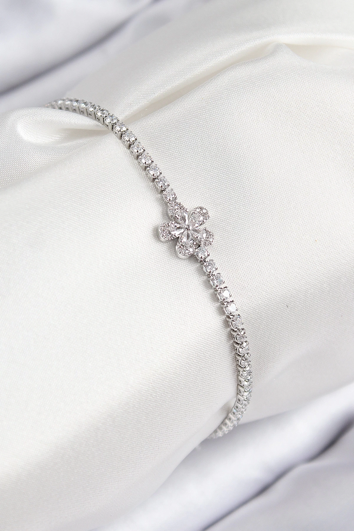 Pirinç Zirkon Taşlı Çiçek Model Gümüş Renk Kadın Bileklik