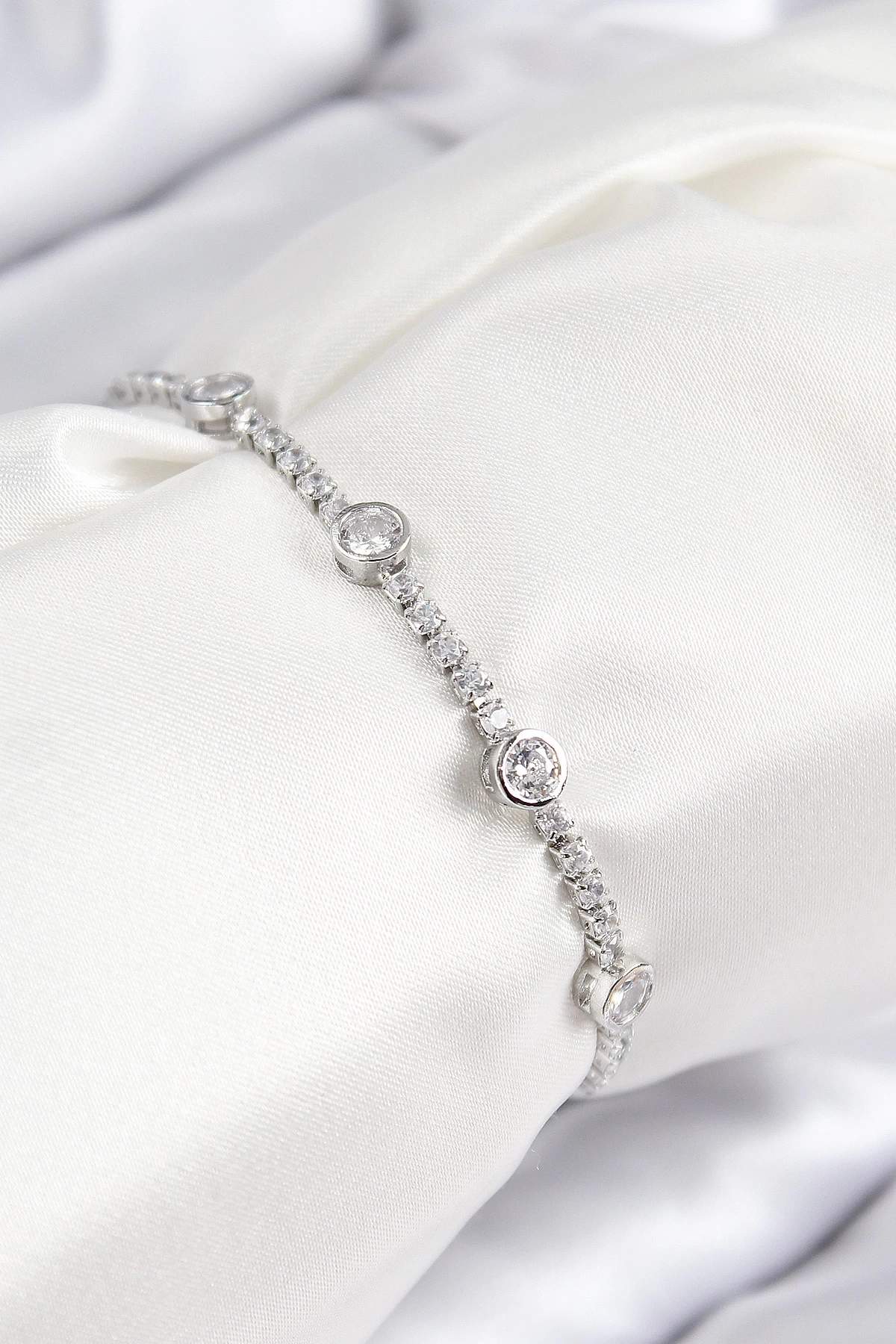 Pirinç Zirkon Taşlı Daire Model Gümüş Renk Asansörlü Kadın Bileklik