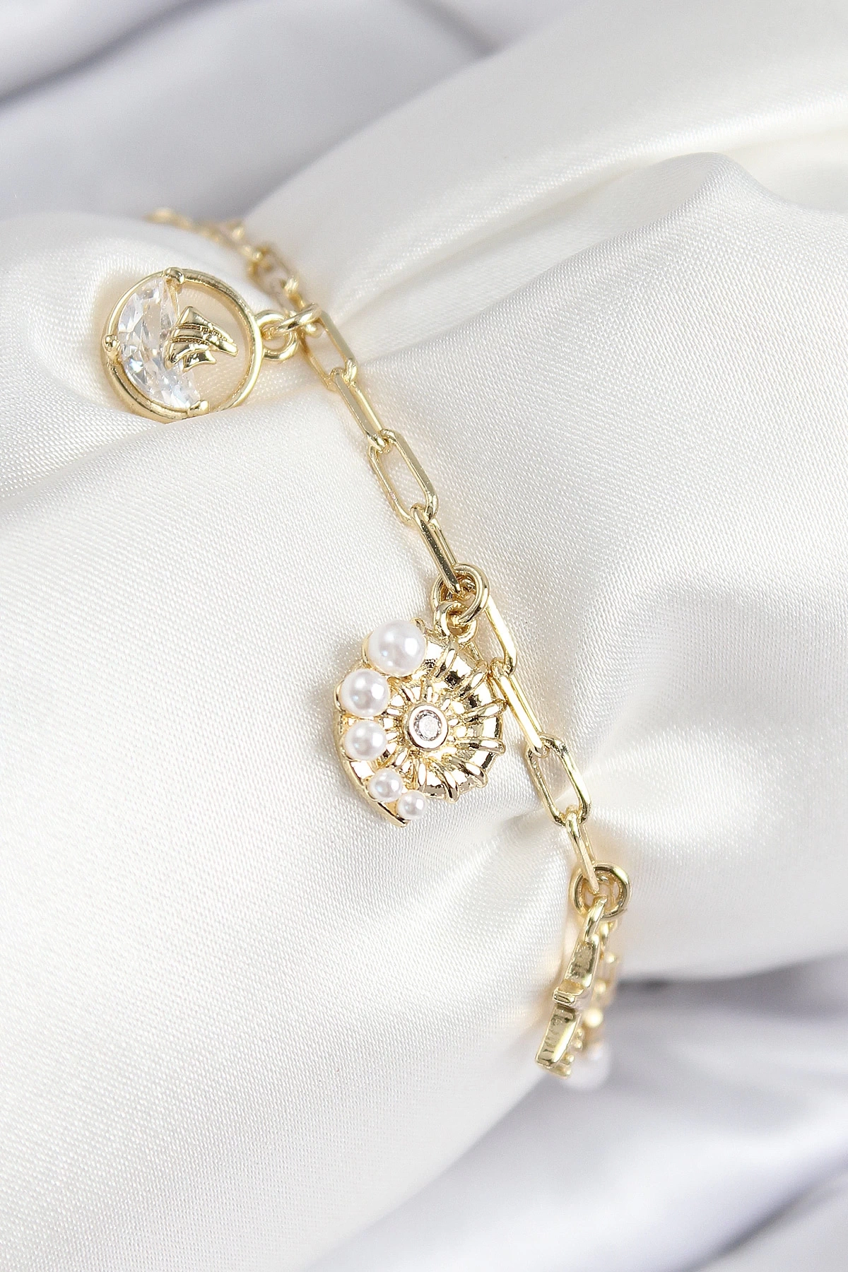 Pirinç Zirkon Taşlı Deniz Kabuğu Model Gold Renk Kadın Bileklik