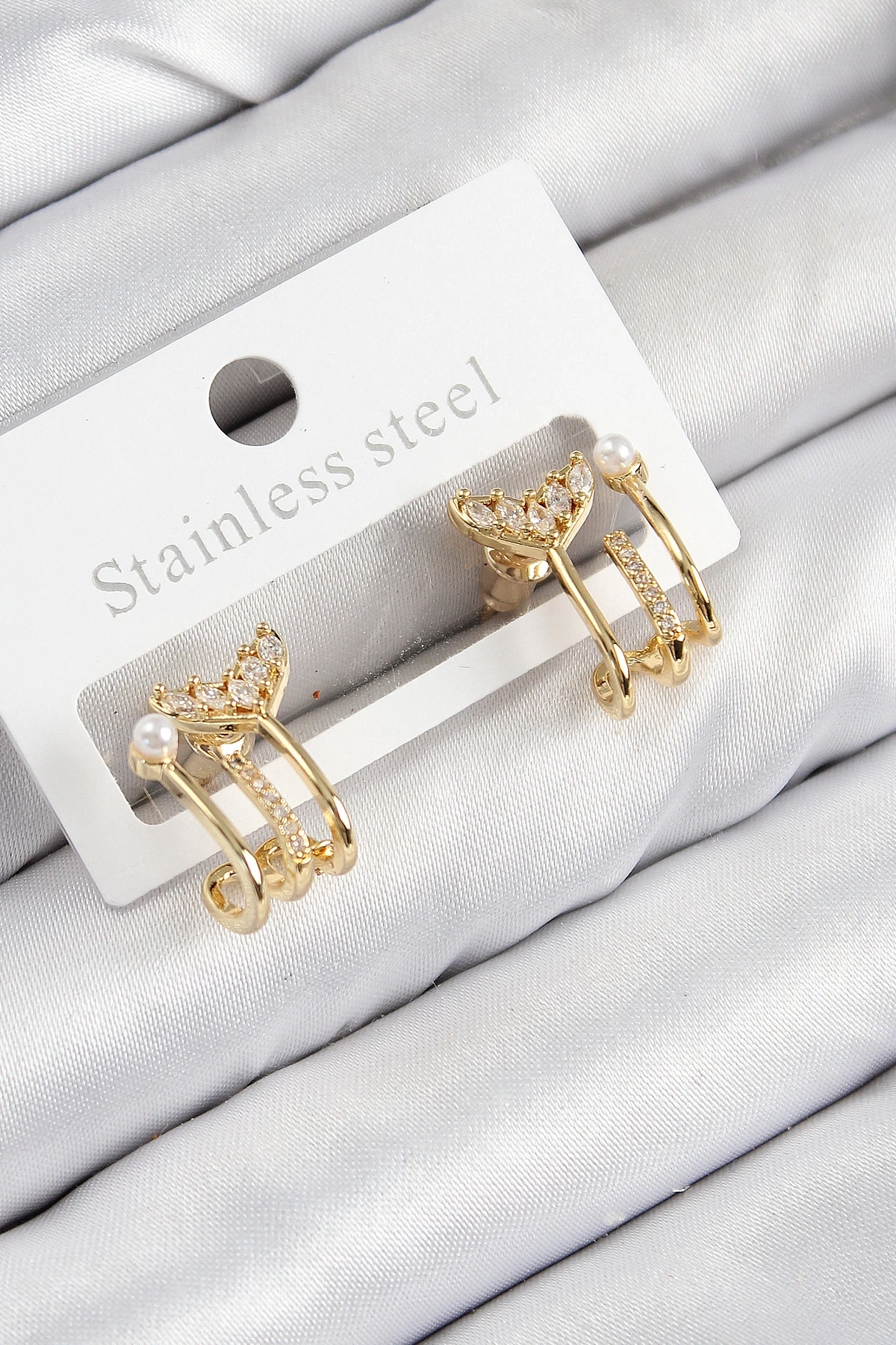 Pirinç Zirkon Taşlı İnci Detaylı Balık Kuyruğu Model Gold Renk Kadın Küpe