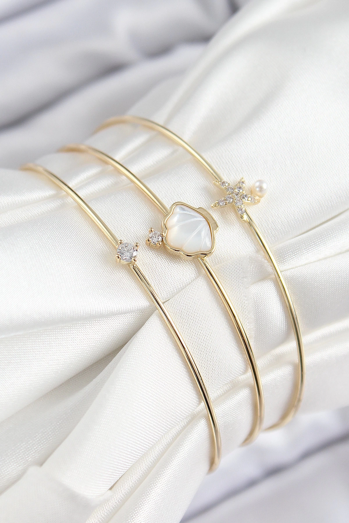 Pirinç Zirkon Taşlı İstiridye Ve Deniz Yıldızı Model Gold Renk Vip 3lü Kadın Bileklik