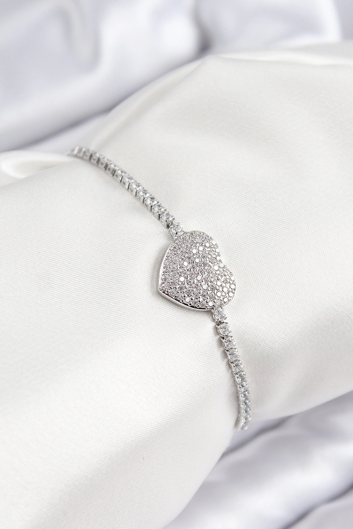 Pirinç Zirkon Taşlı Kalp Model Gümüş Renk Asansörlü Kadın Bileklik