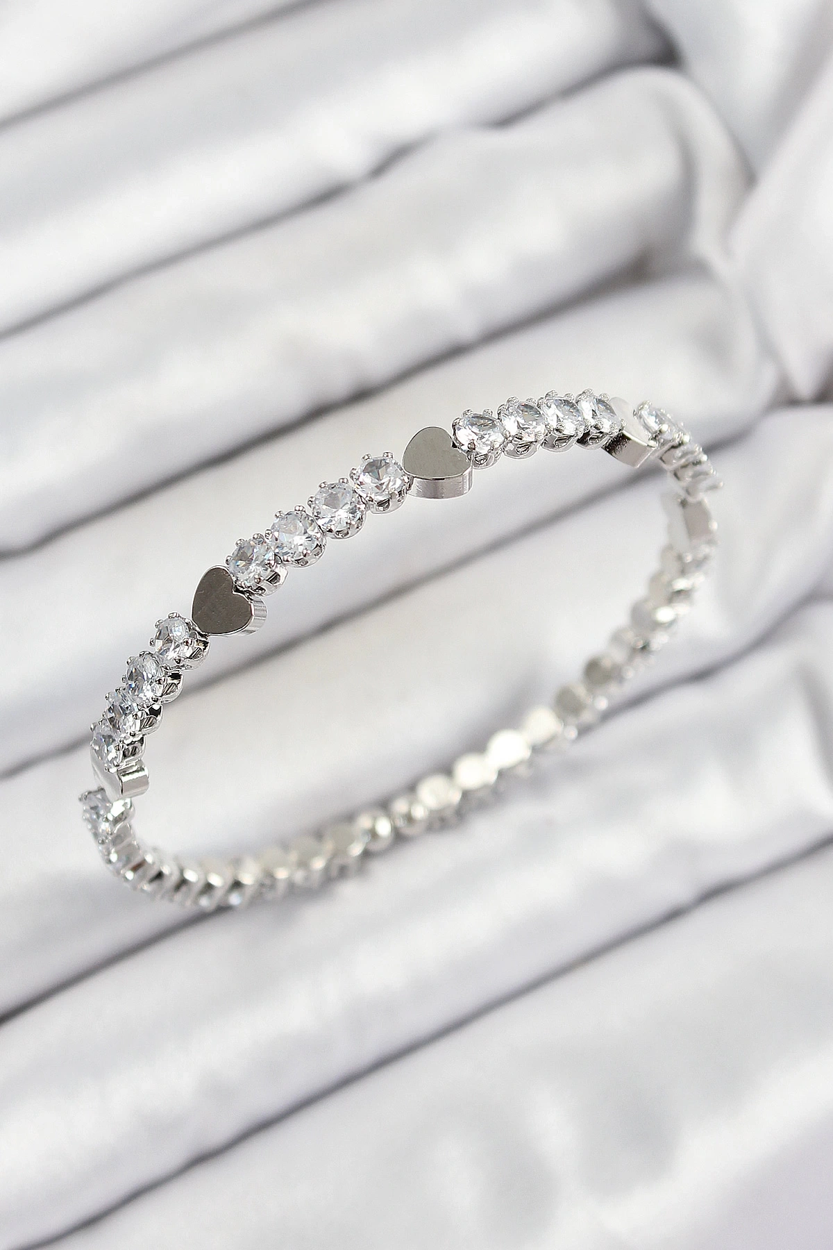 Pirinç Zirkon Taşlı Kalp Model Gümüş Renk Yaylı Kadın Bileklik