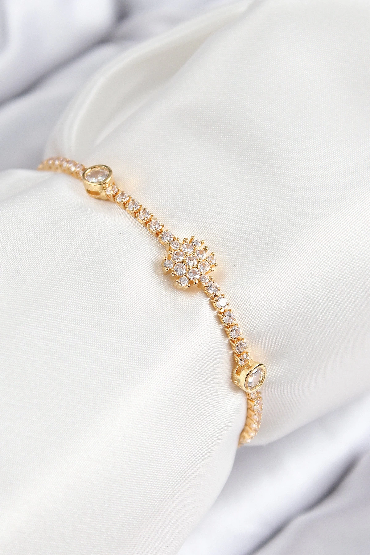 Pirinç Zirkon Taşlı Kar Tanesi Model Gold Renk Asansörlü Kadın Bileklik
