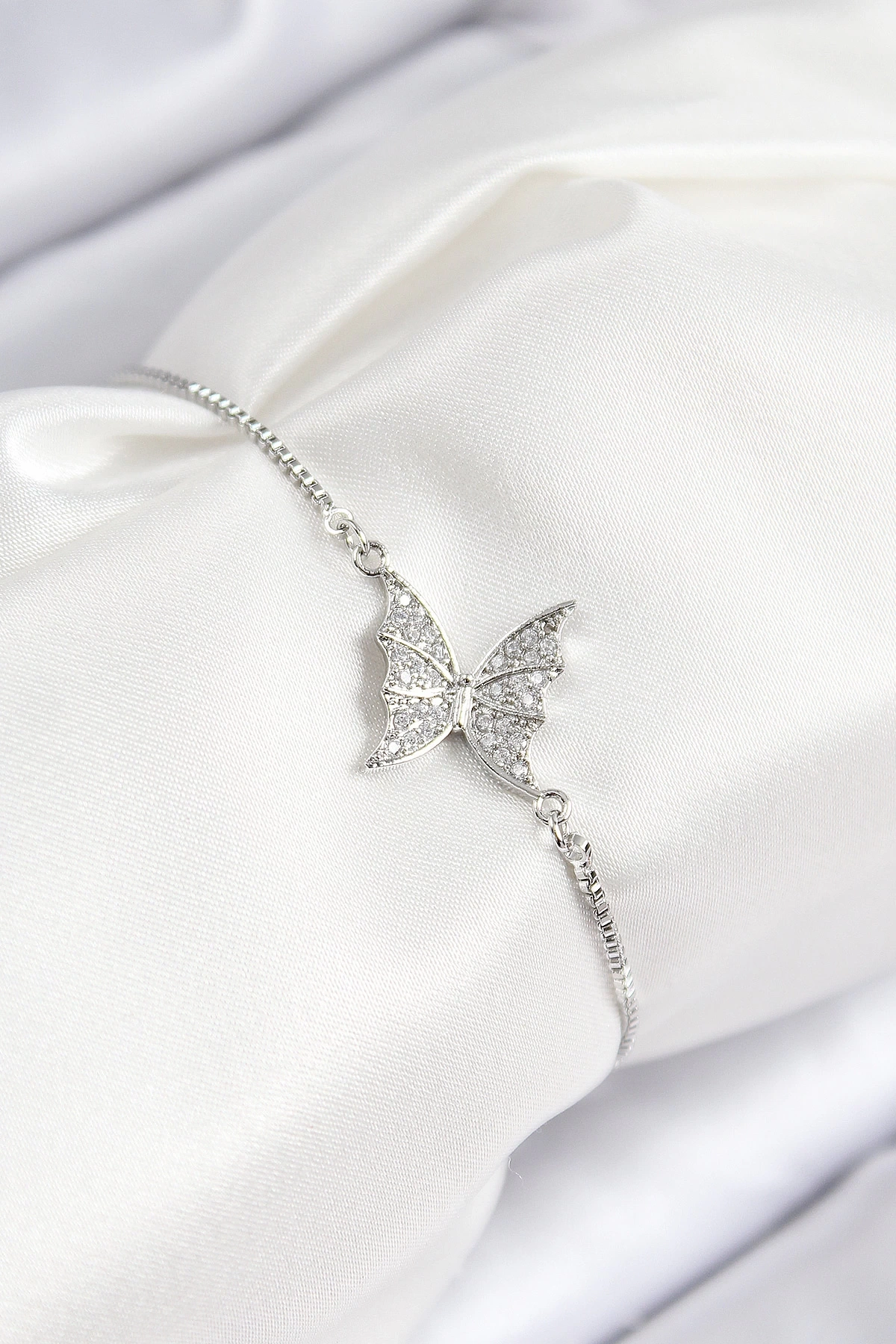 Pirinç Zirkon Taşlı Kelebek Model Gümüş Renk Asansörlü Kadın Bileklik