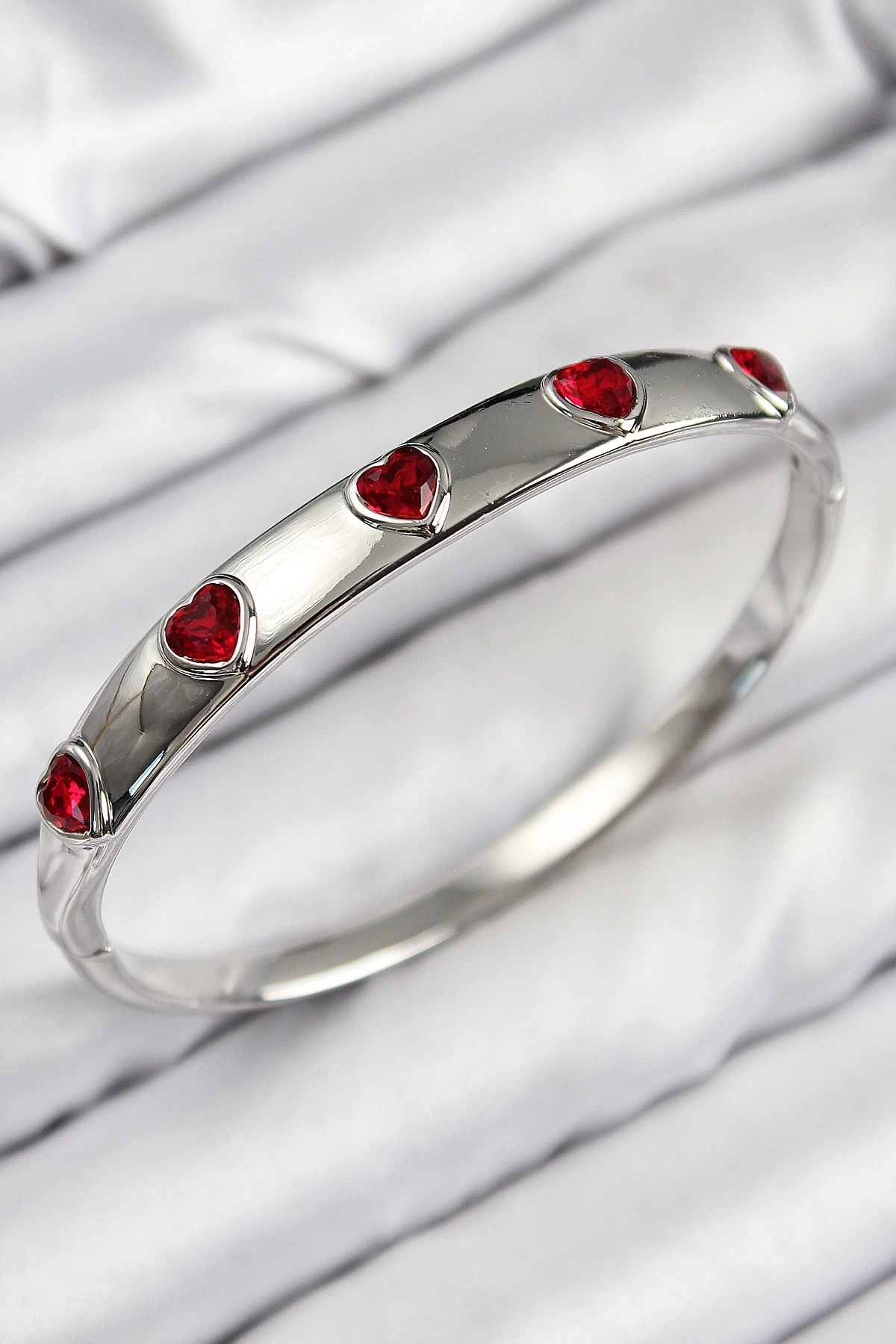 Pirinç Zirkon Taşlı Kırmızı Kalp Model Gümüş Renk Kadın Kelepçe