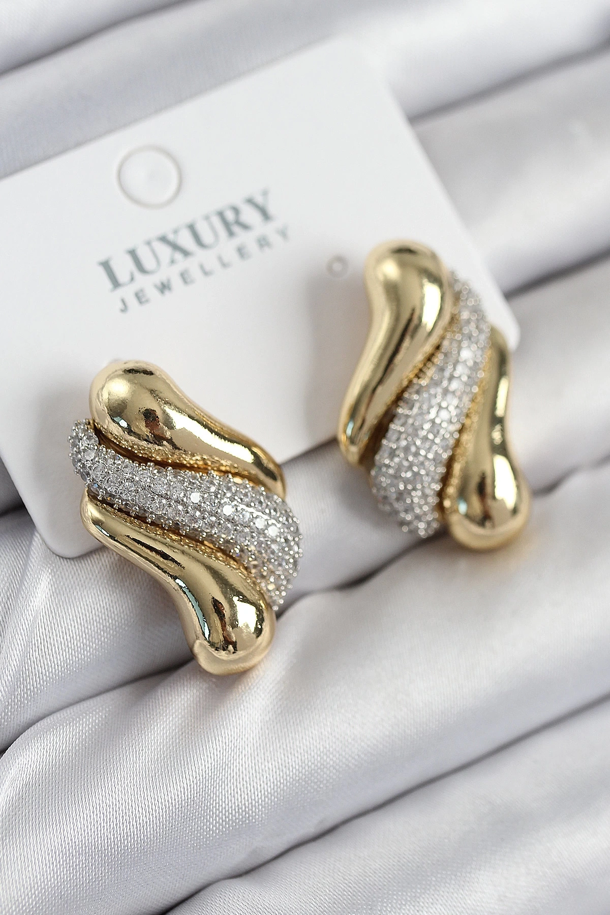 Pirinç Zirkon Taşlı Kıvrım Model Gold Renk Kadın Küpe