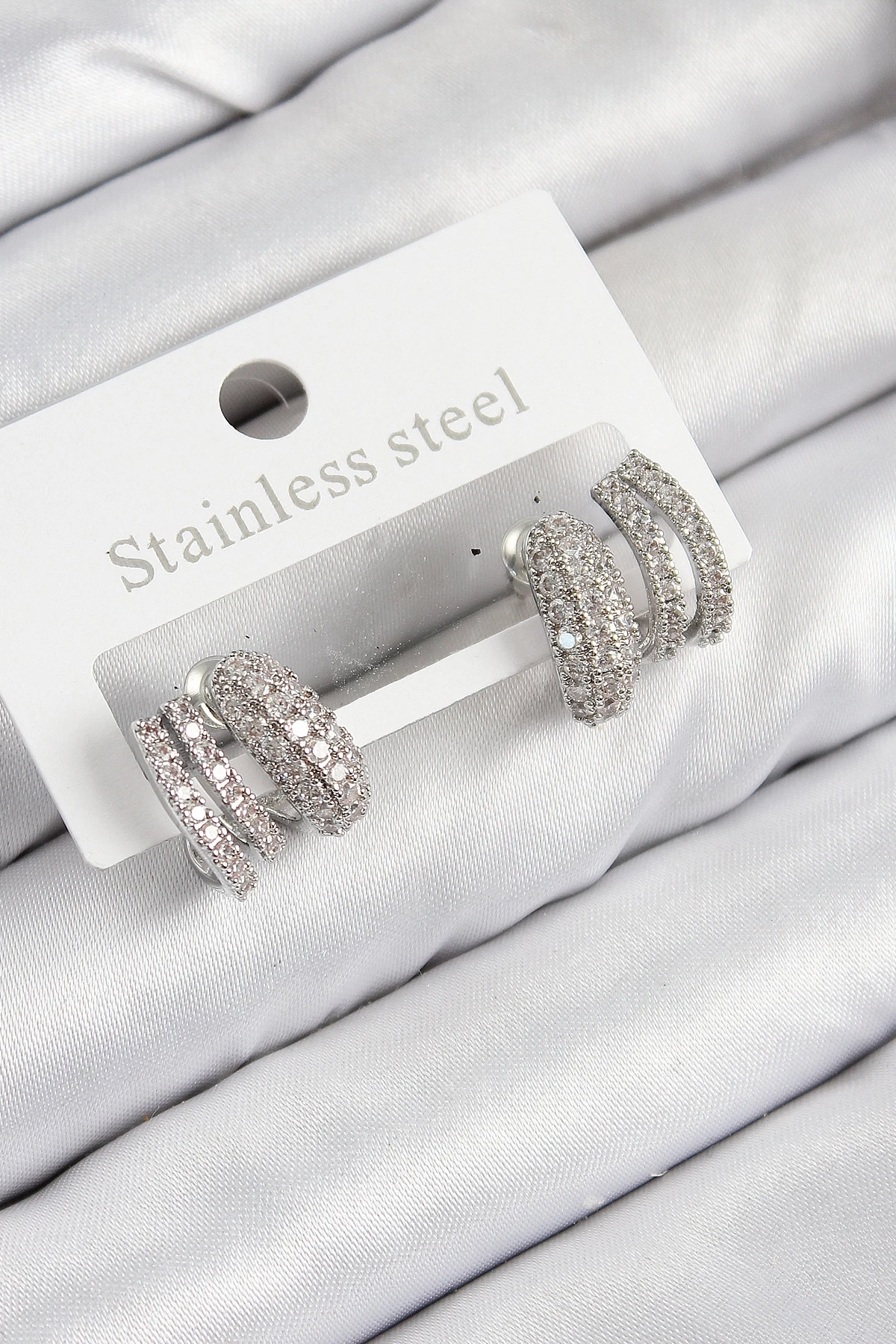 Pirinç Zirkon Taşlı Kıvrımlı Model Gümüş Renk Kadın Küpe