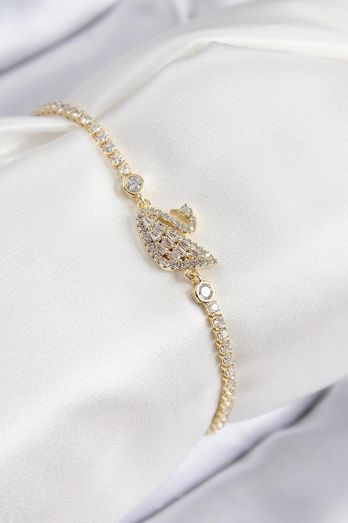 Pirinç Zirkon Taşlı Kuğu Model Gold Renk Kadın Bileklik