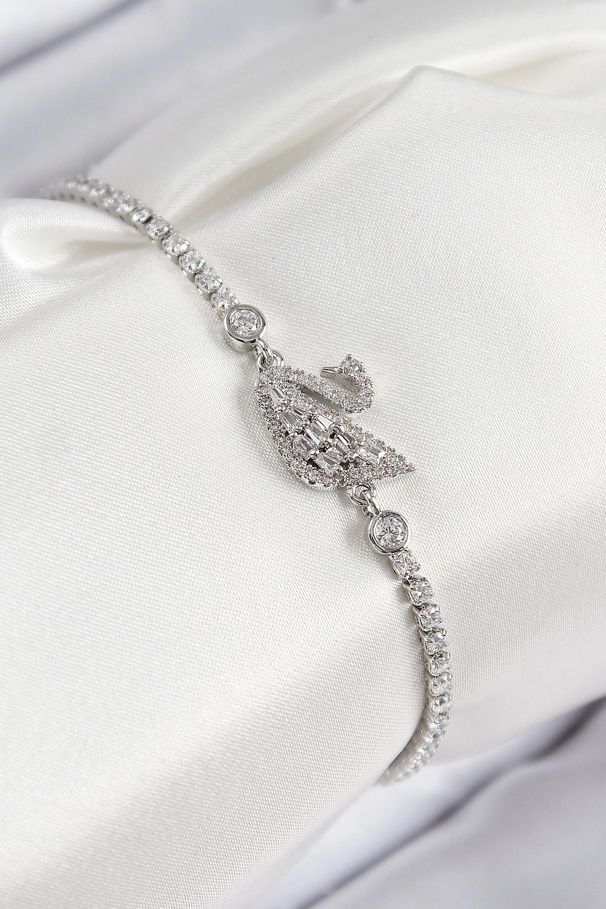 Pirinç Zirkon Taşlı Kuğu Model Gümüş Renk Kadın Bileklik