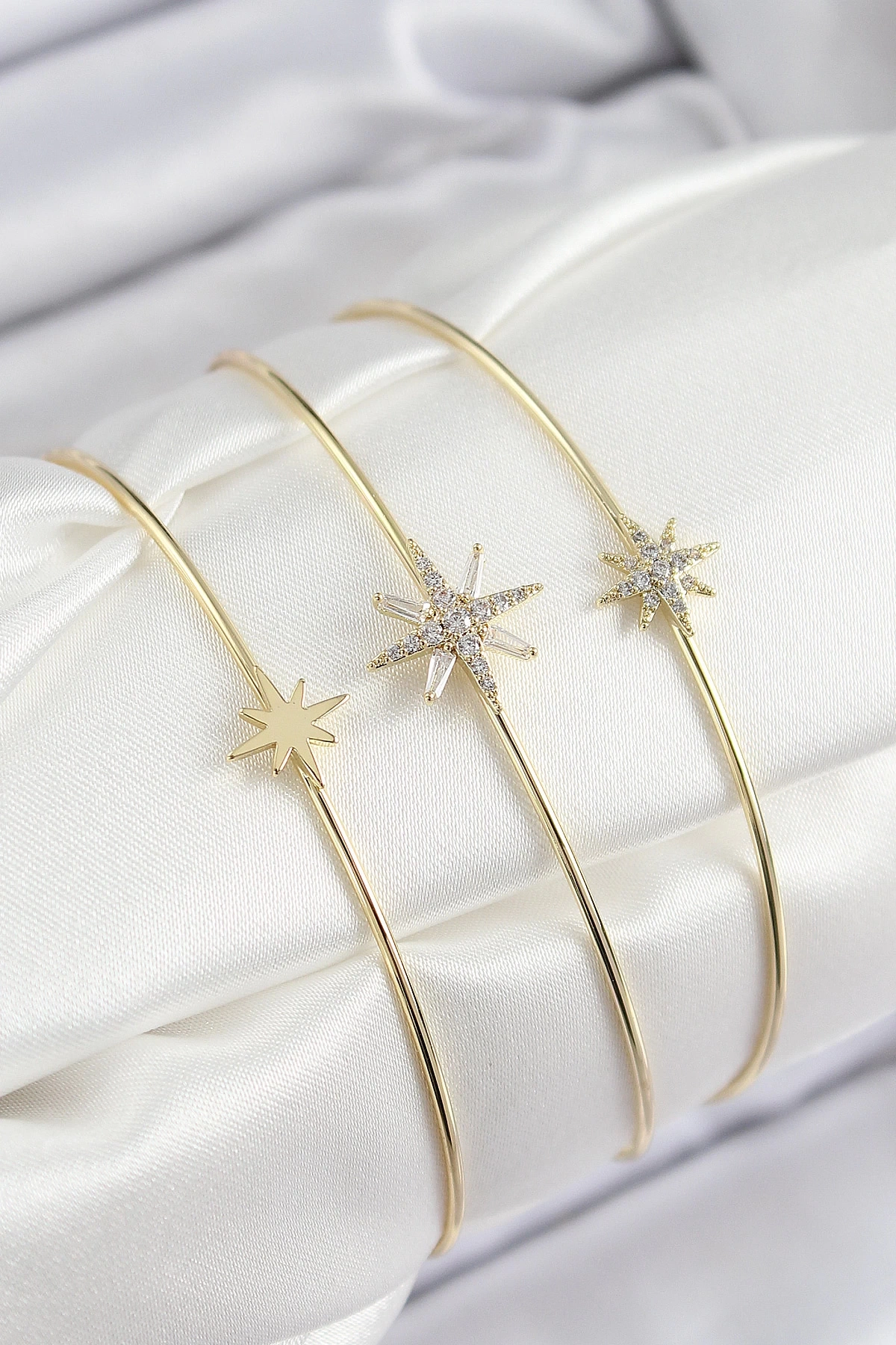 Pirinç Zirkon Taşlı Kutup Yıldızı Model Gold Renk Vip 3lü Kadın Bileklik