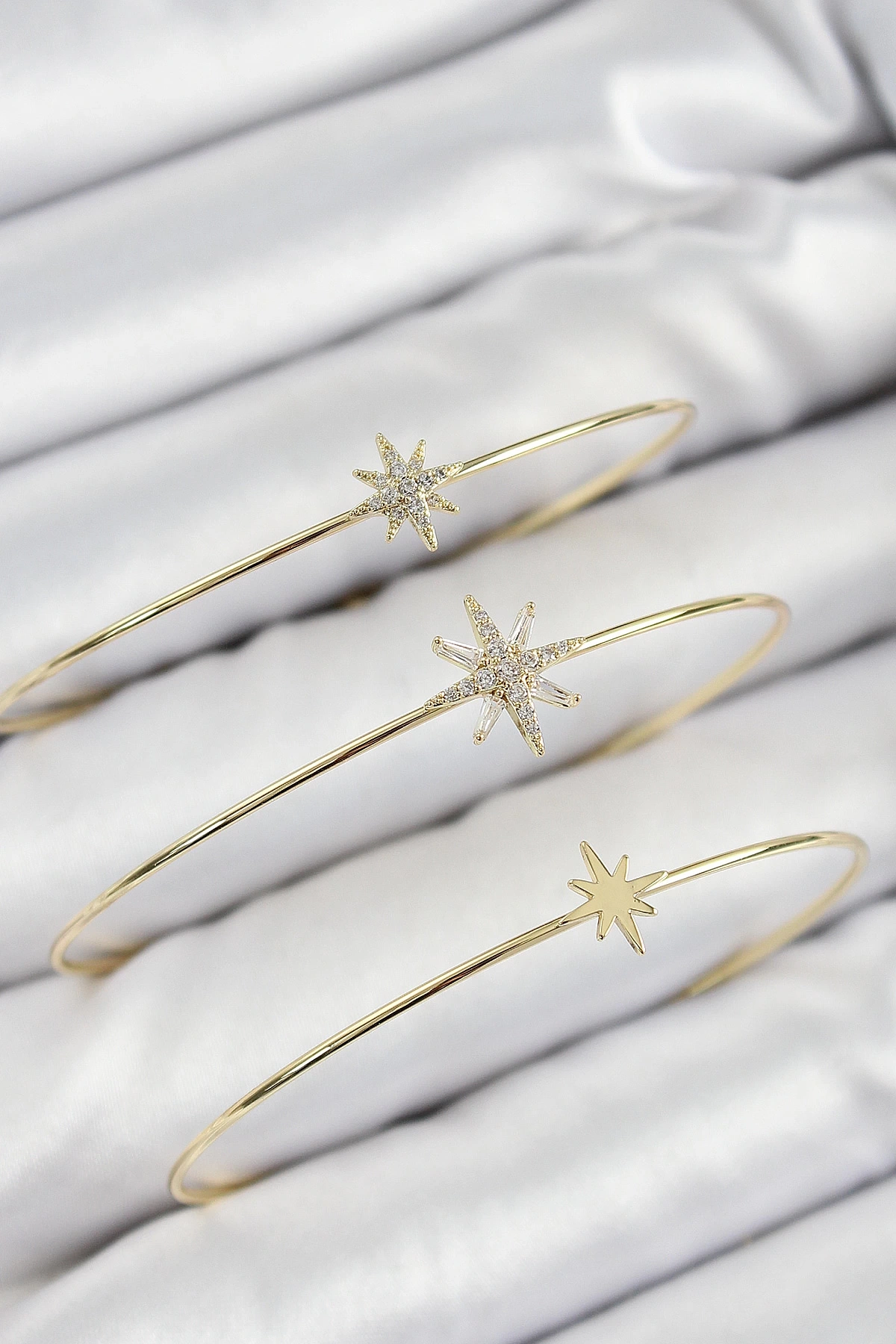 Pirinç Zirkon Taşlı Kutup Yıldızı Model Gold Renk Vip 3lü Kadın Bileklik