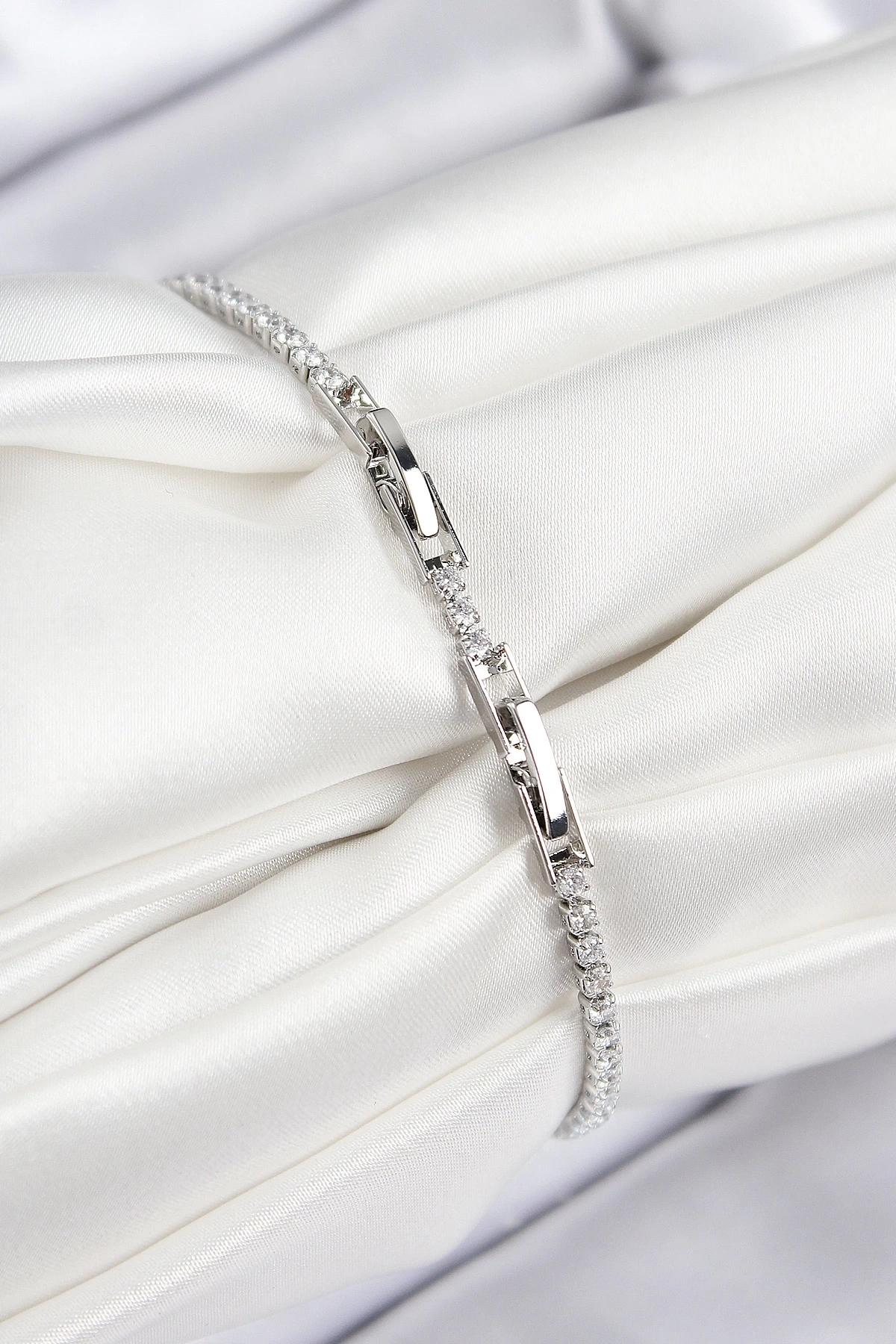 Pirinç Zirkon Taşlı Nazar Model Gümüş Renk Kadın Bileklik