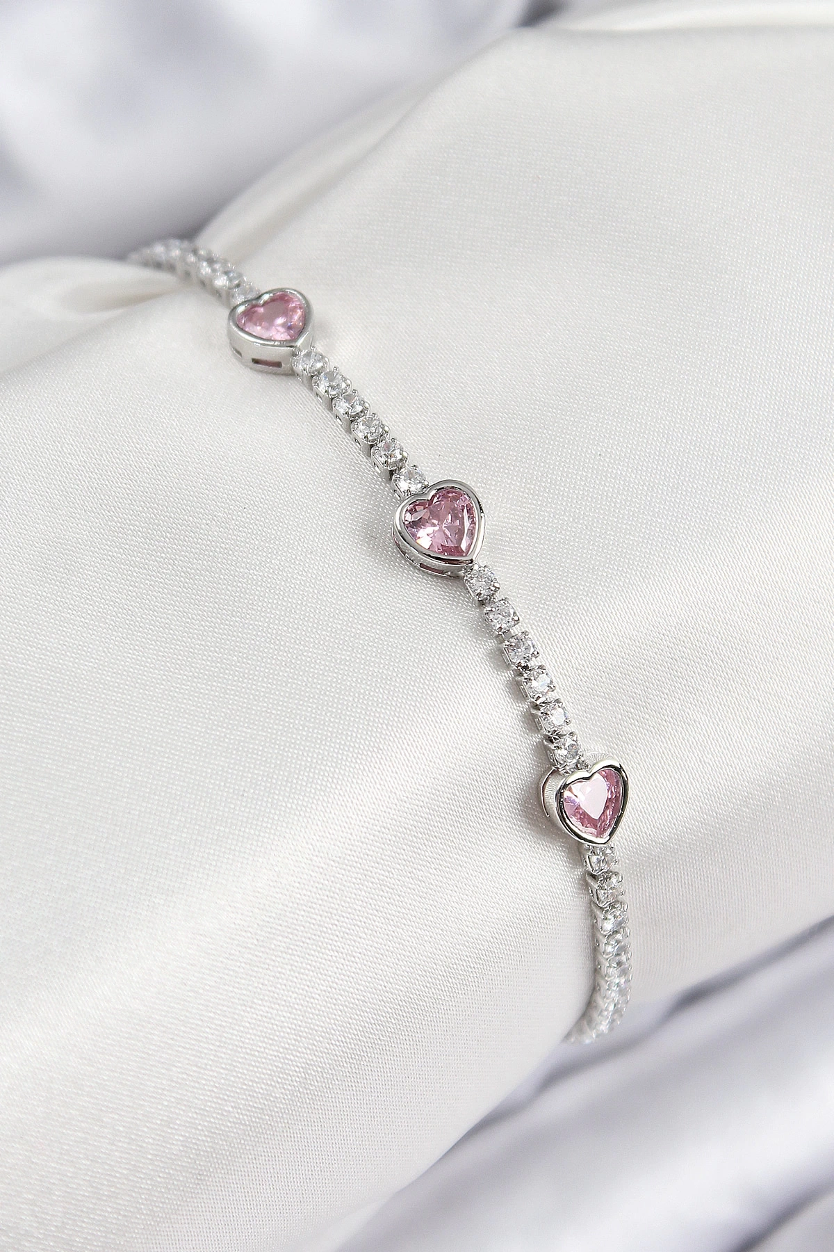 Pirinç Zirkon Taşlı Pembe Kalp Model Gümüş Renk Kadın Bileklik