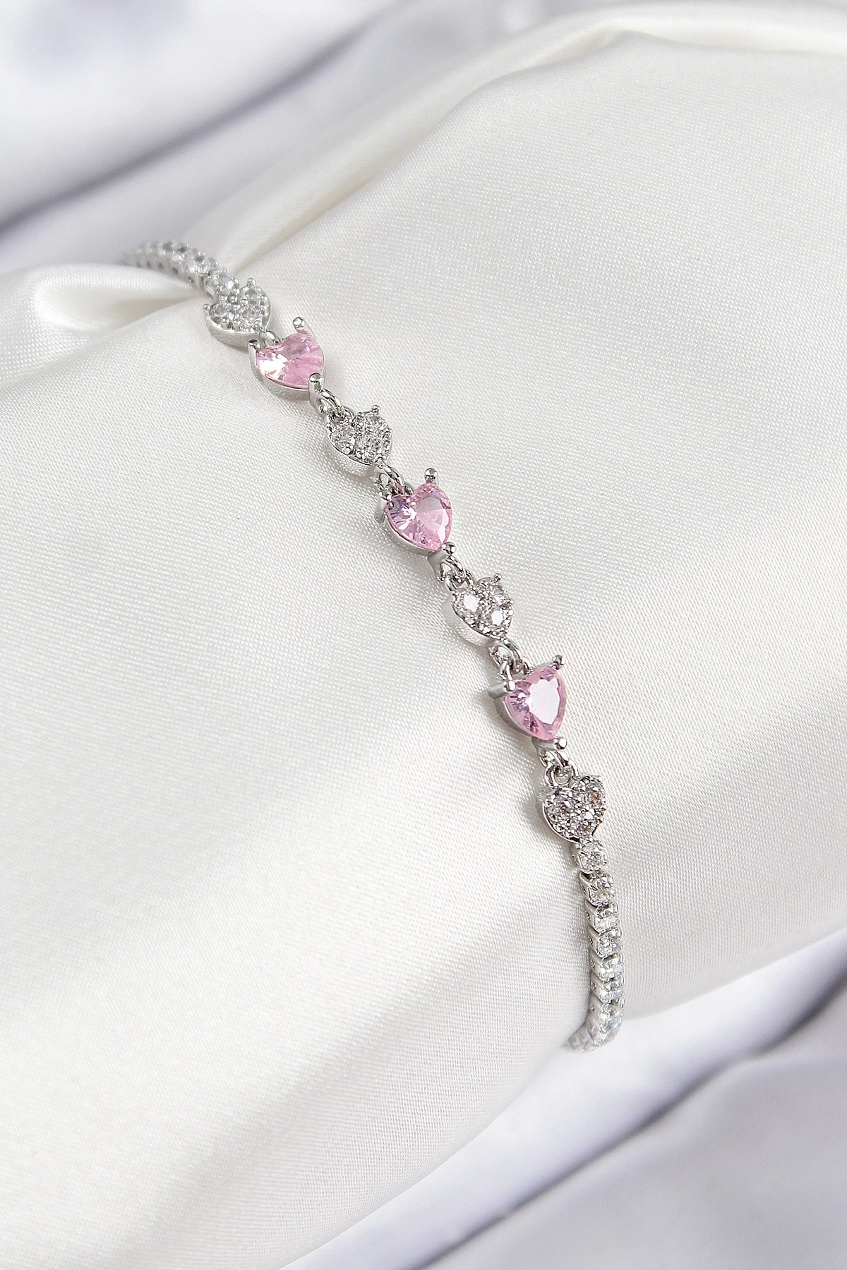 Pirinç Zirkon Taşlı Pembe Kalp Model Gümüş Renk Kadın Bileklik