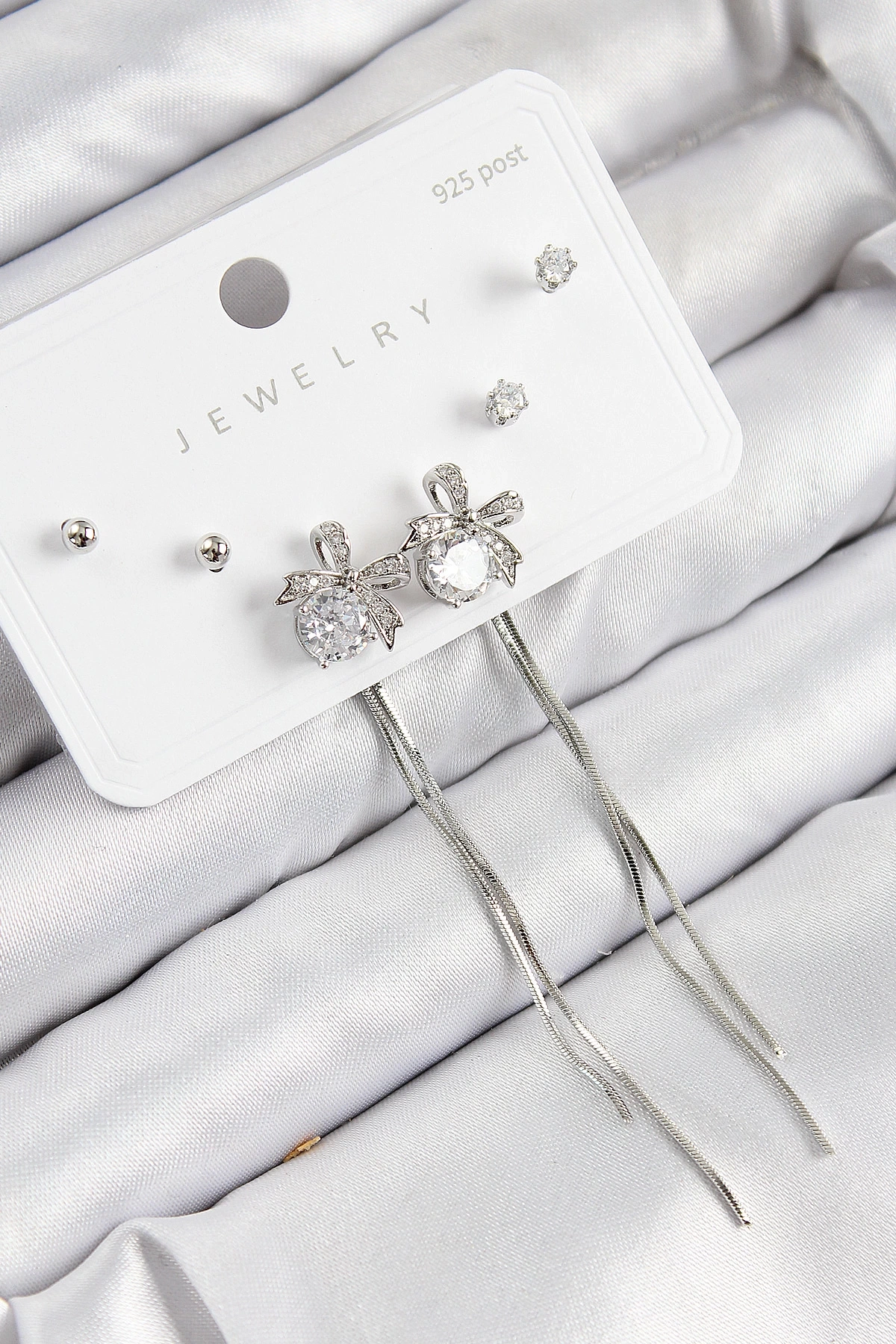 Pirinç Zirkon Taşlı Sallantılı Fiyonk Model Gümüş Renk 925 Ayar Gümüş Çivi Kadın Küpe Set