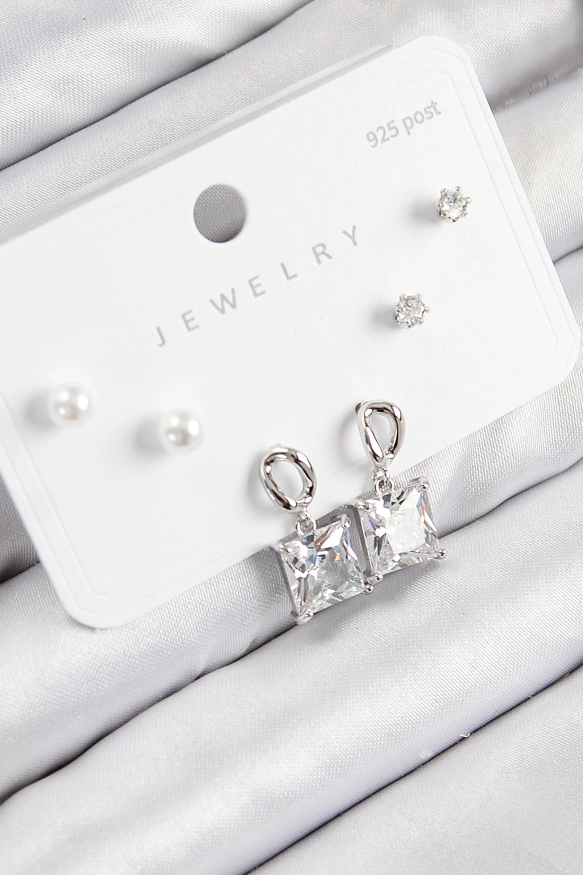 Pirinç Zirkon Taşlı Sallantılı Kare Model Gümüş Renk 925 Ayar Gümüş Çivi Kadın Küpe Set