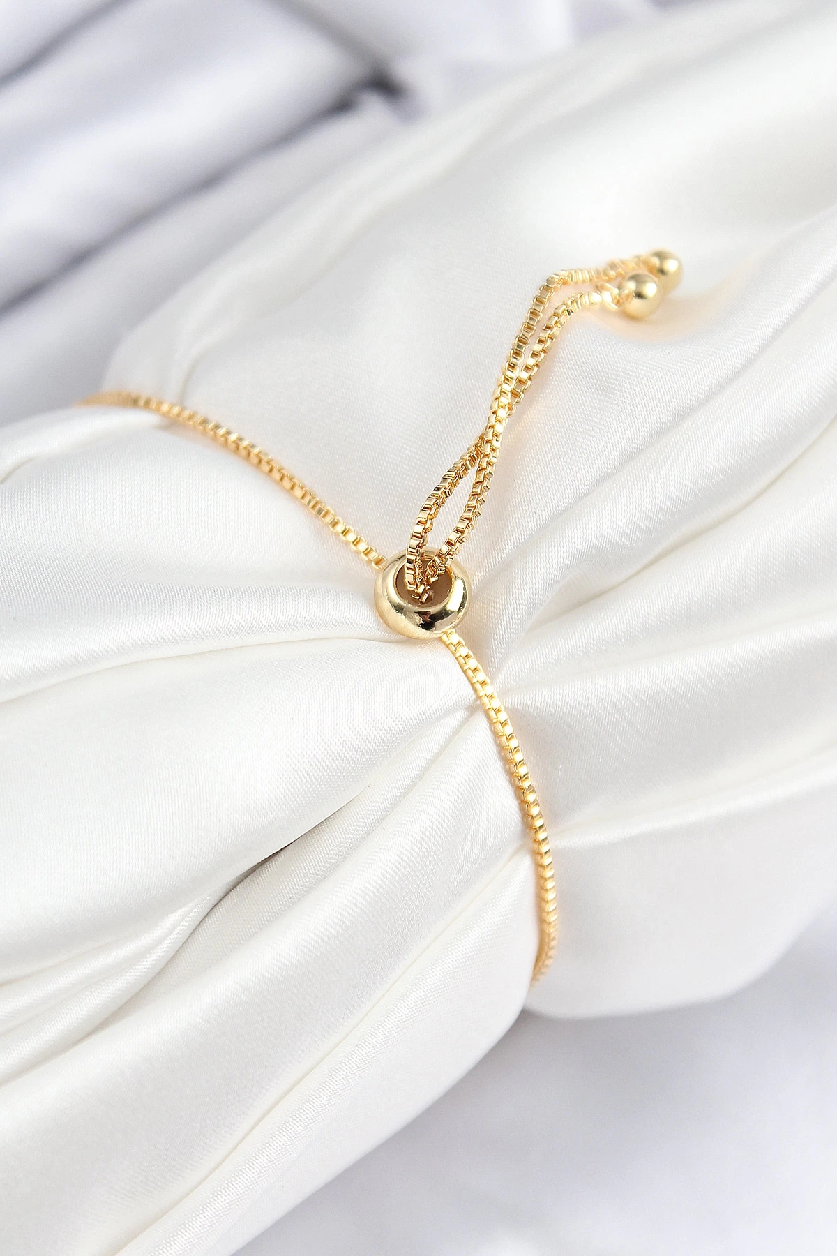 Pirinç Zirkon Taşlı Sıralı Daire Model Gold Renk Asansörlü Kadın Bileklik