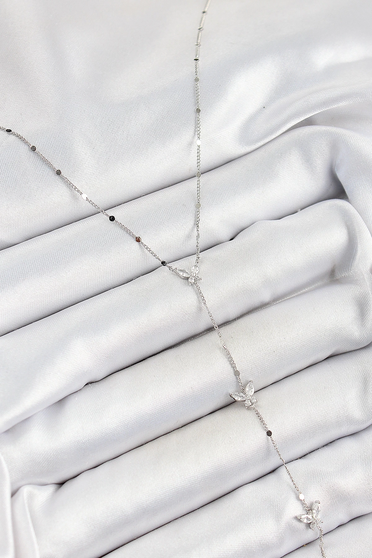 Pirinç Zirkon Taşlı Sıralı Kelebek Figürlü Y Model Gümüş Renk Kadın Kolye