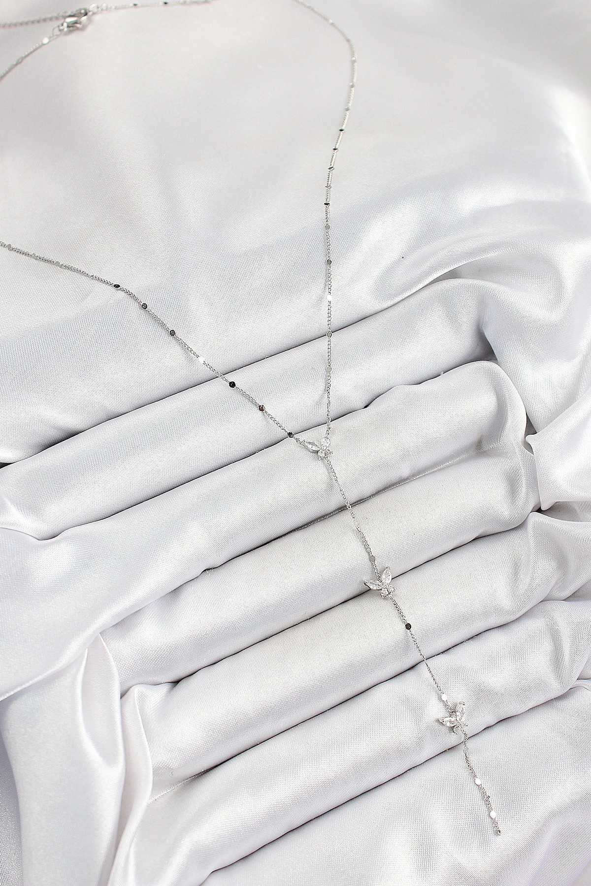 Pirinç Zirkon Taşlı Sıralı Kelebek Figürlü Y Model Gümüş Renk Kadın Kolye