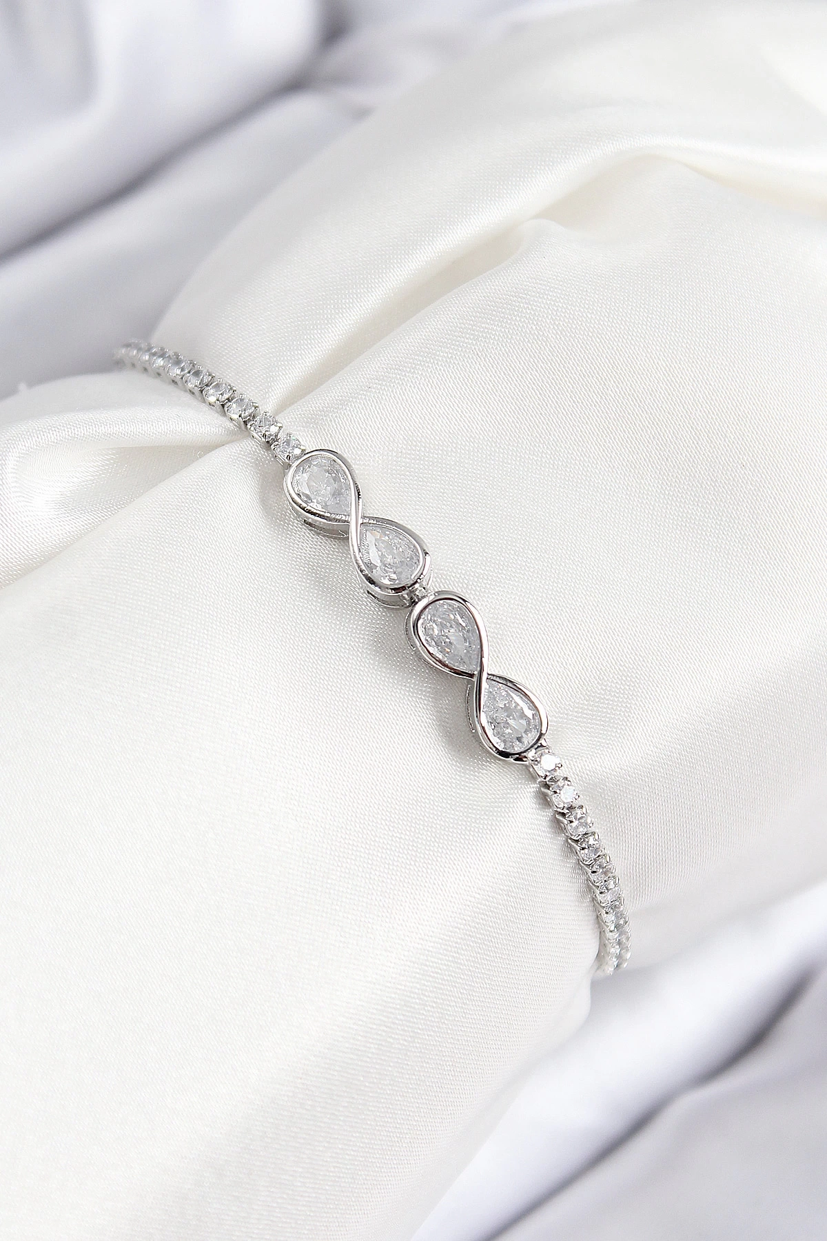 Pirinç Zirkon Taşlı Sonsuzluk Model Gümüş Renk Asansörlü Kadın Bileklik