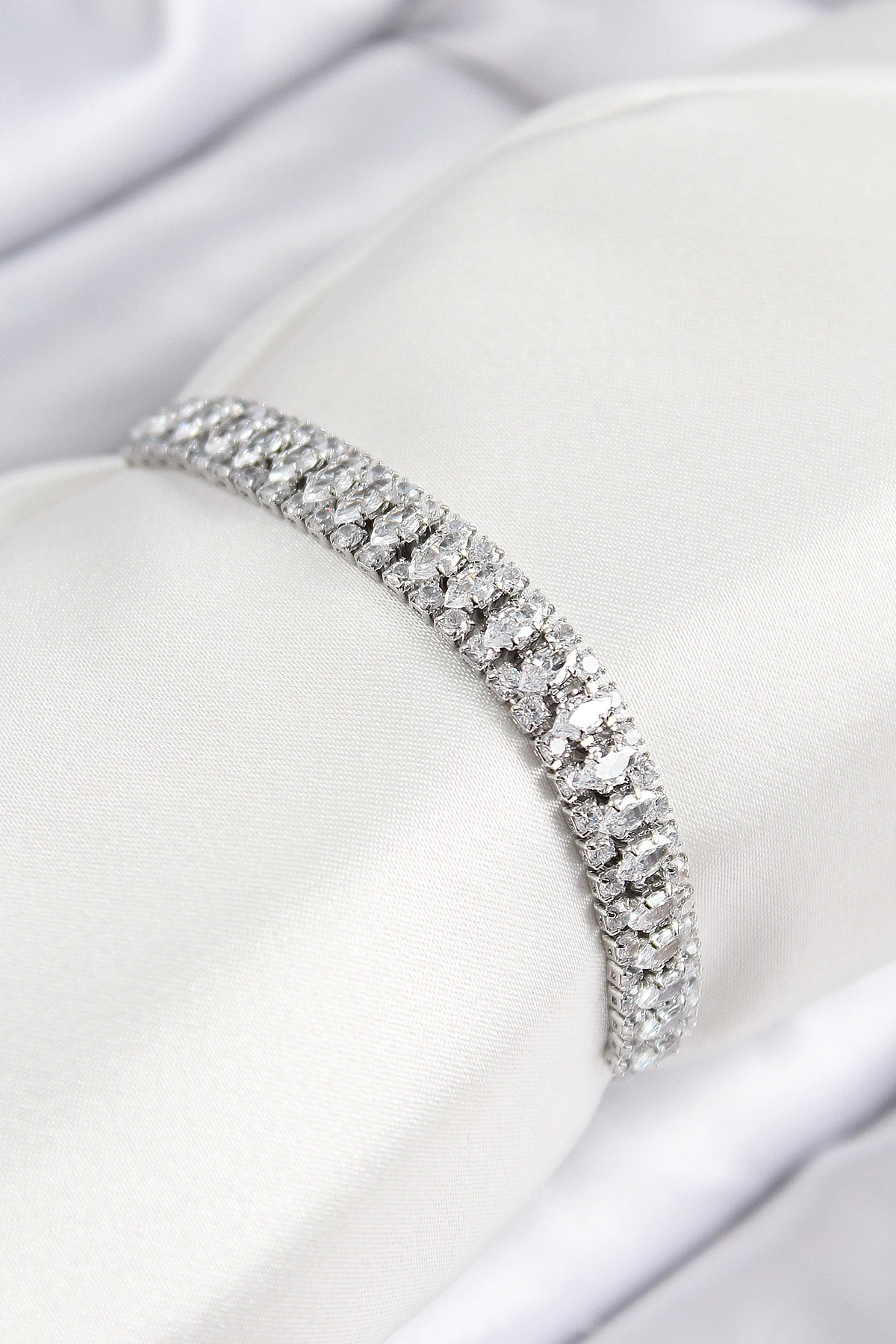 Pirinç Zirkon Taşlı Tennıs Model Gümüş Renk Asansörlü Kadın Bileklik