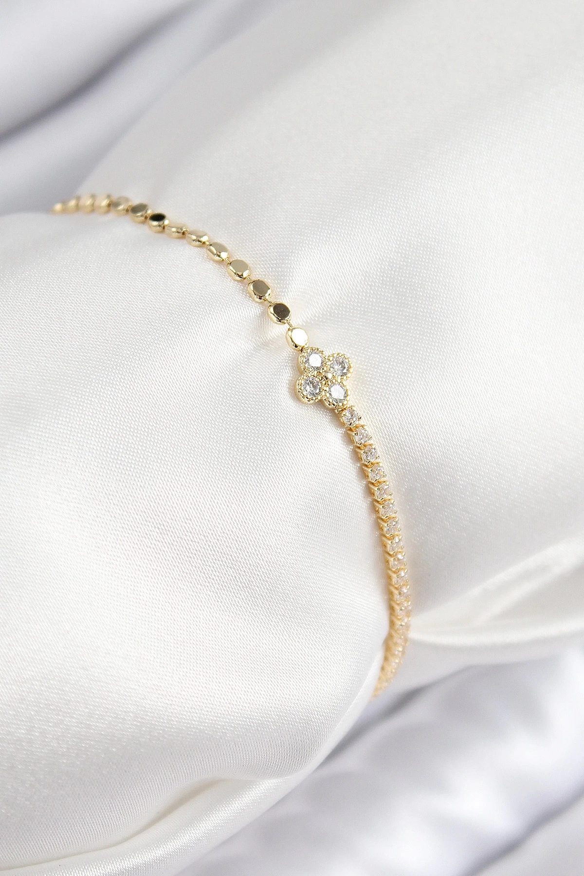 Pirinç Zirkon Taşlı Yonca Model Ezme Zincir Gold Renk Kadın Bileklik