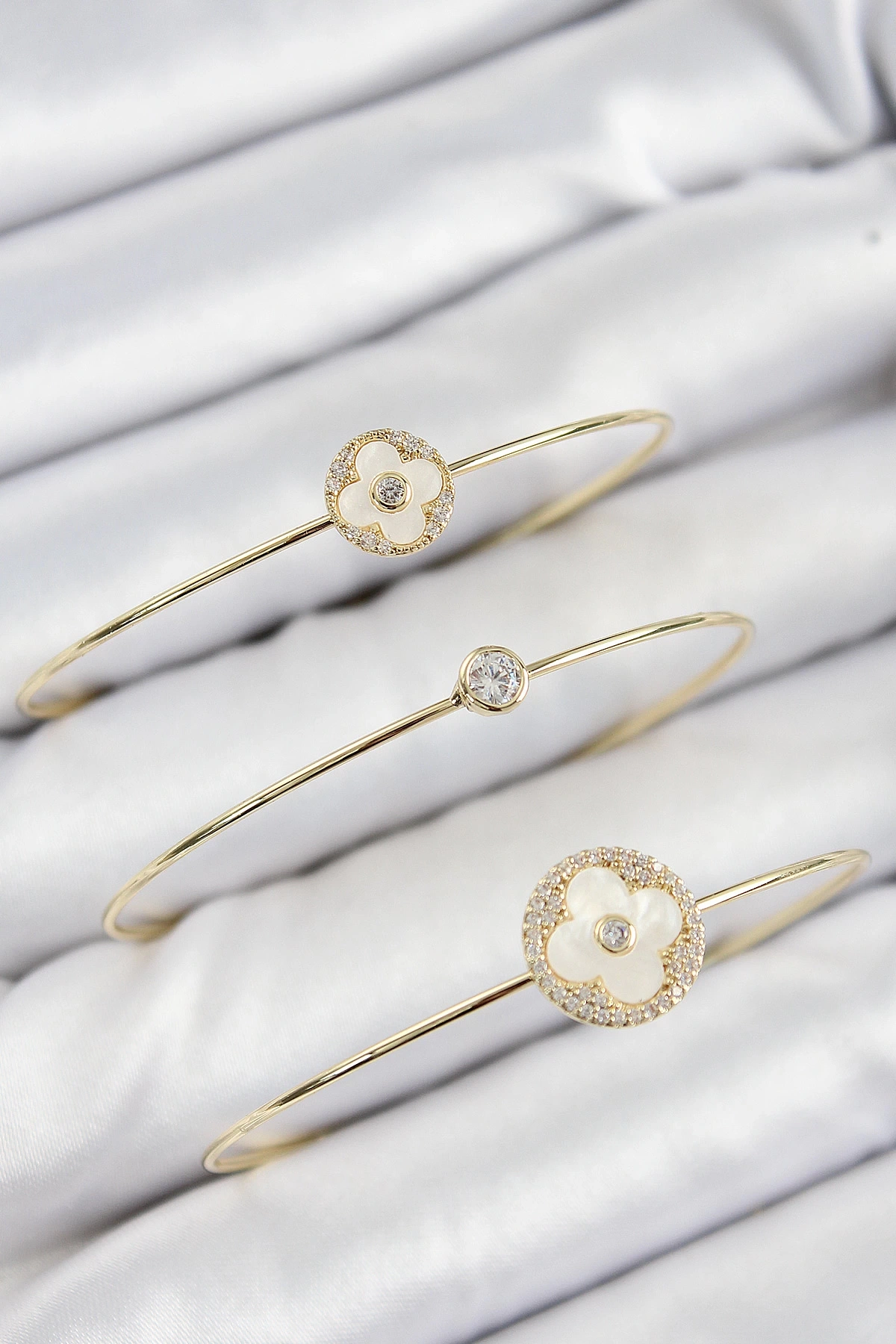 Pirinç Zirkon Taşlı Yonca Model Gold Renk Vip 3lü Kadın Bileklik