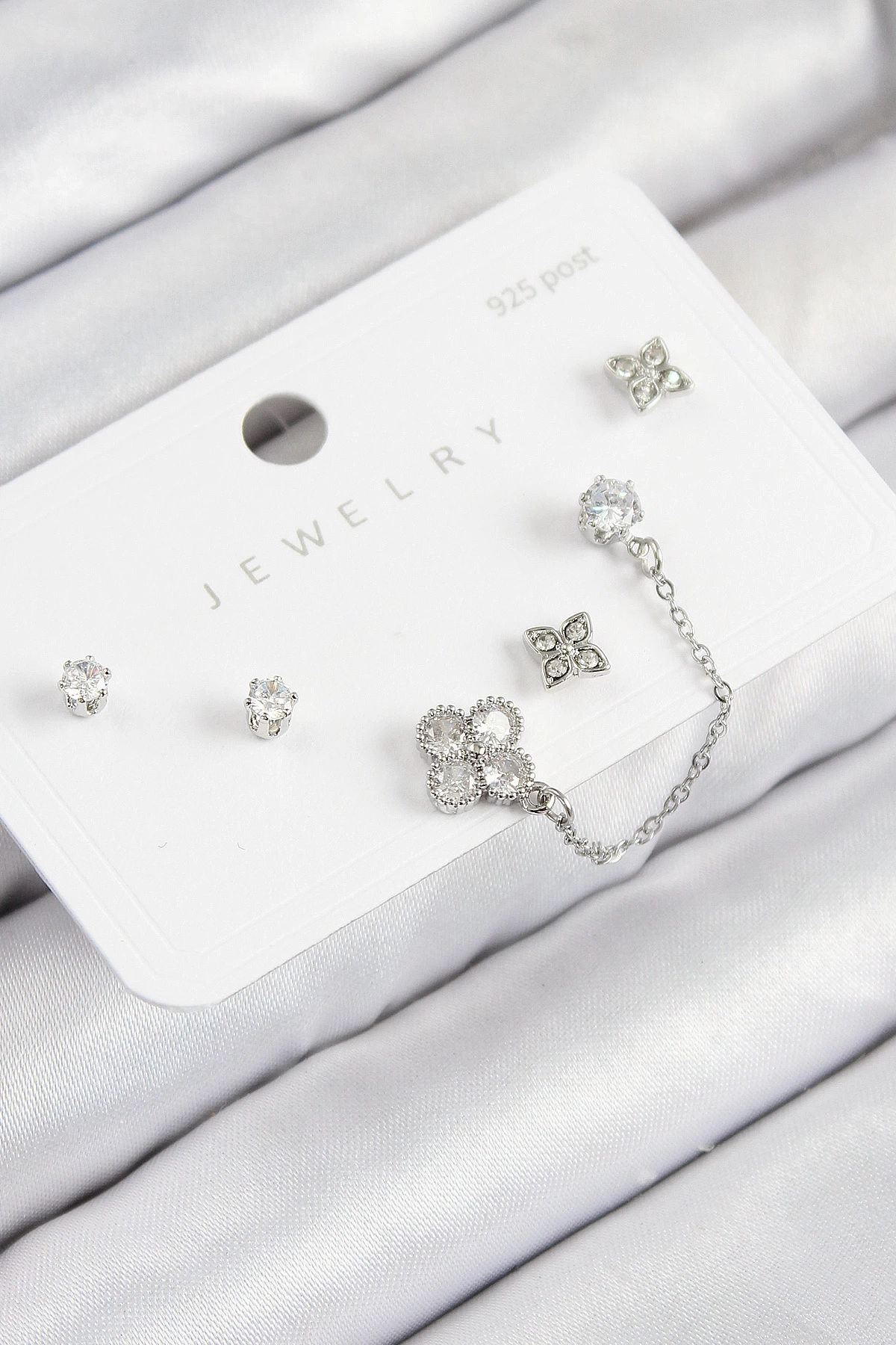 Pirinç Zirkon Taşlı Yonca Model Gümüş Renk 925 Ayar Gümüş Çivi Kadın Küpe Set