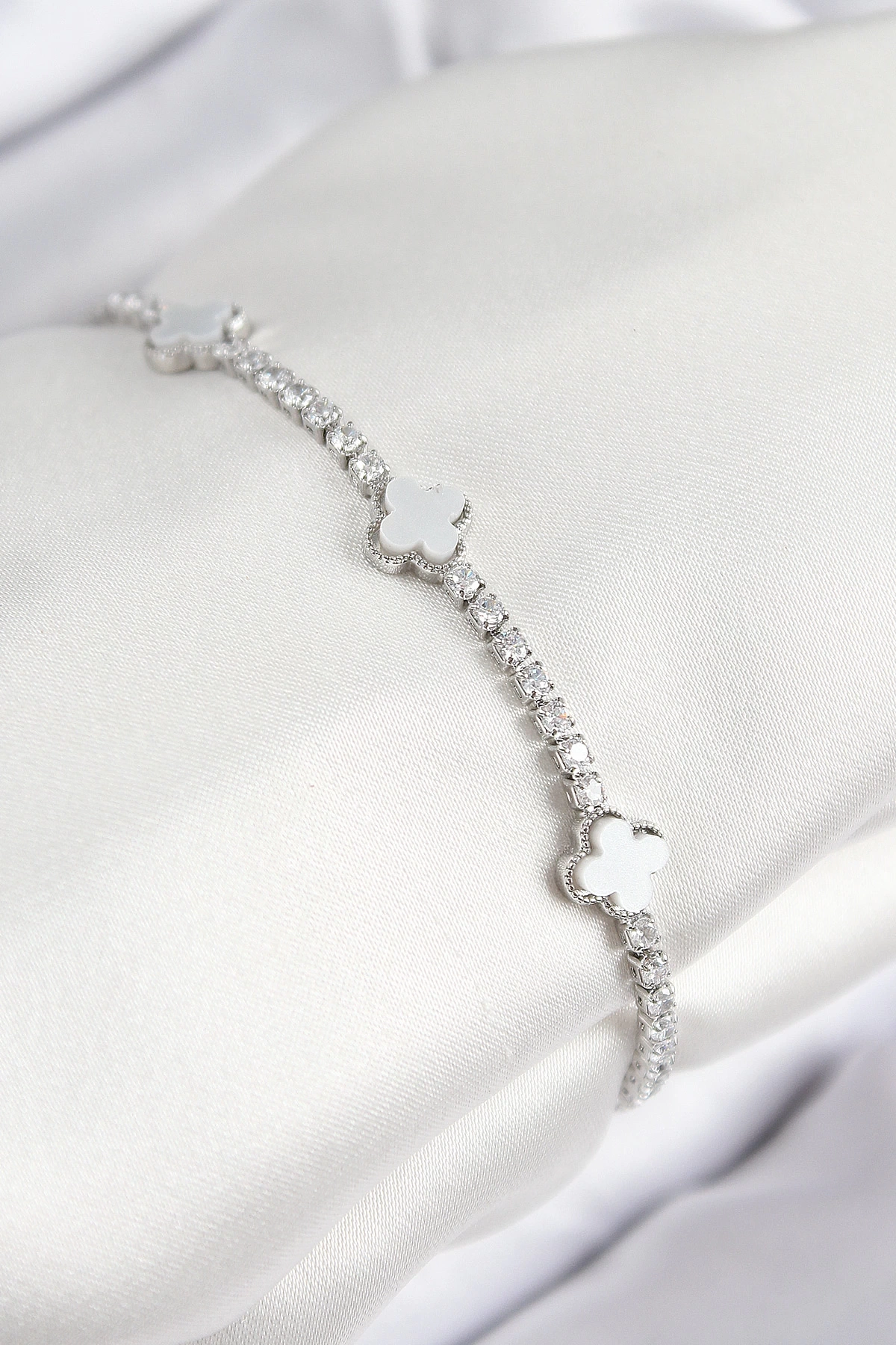 Pirinç Zirkon Taşlı Yonca Model Gümüş Renk Kadın Bileklik