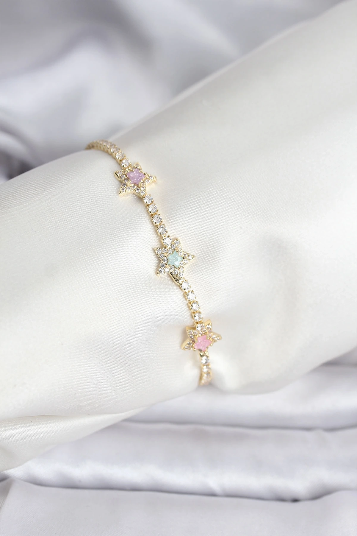 Renkli Yıldız Model Zirkon Taşlı Gold Renk Pirinç Su Yolu Kadın Bileklik