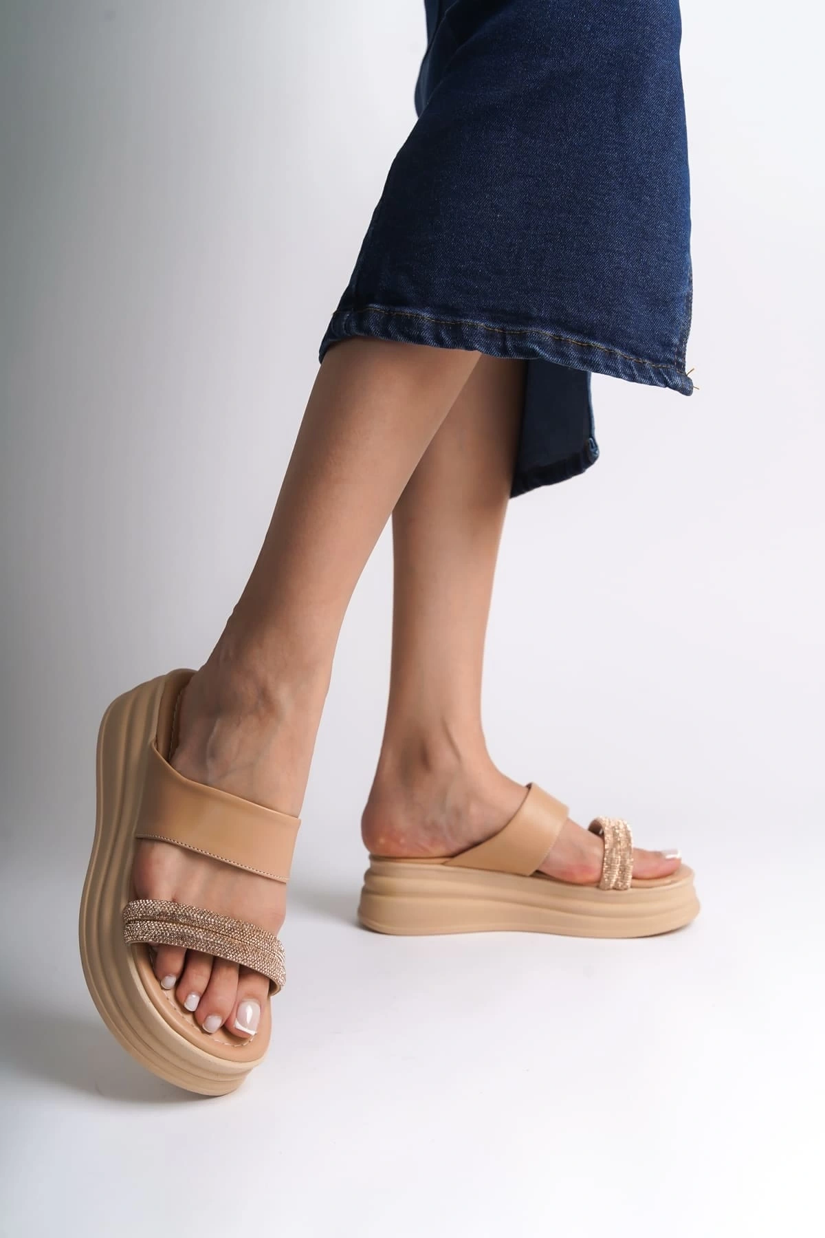 SARAH Düz Topuklu Taşlı Şeritli Kalın ve Ortopedik Taban Kadın Terlik TT - Ten