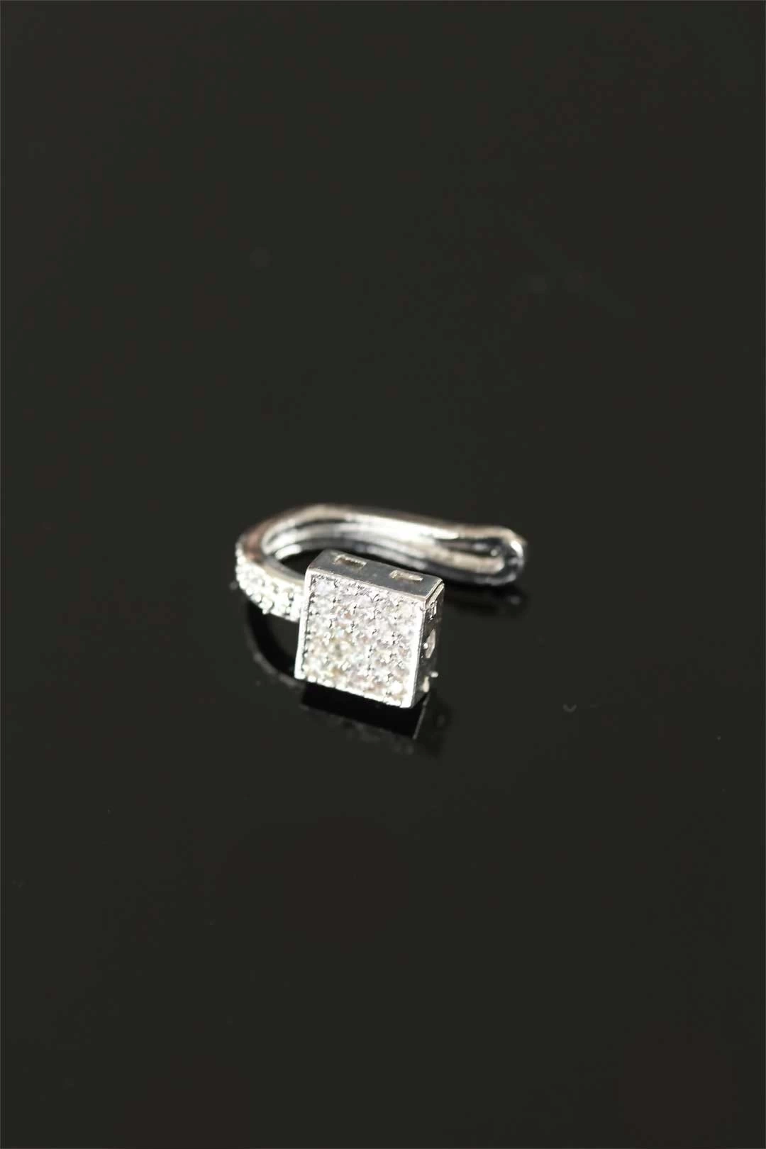 Taşlı Silver Renk Metal Geçirmeli Kıkırdak Küpe