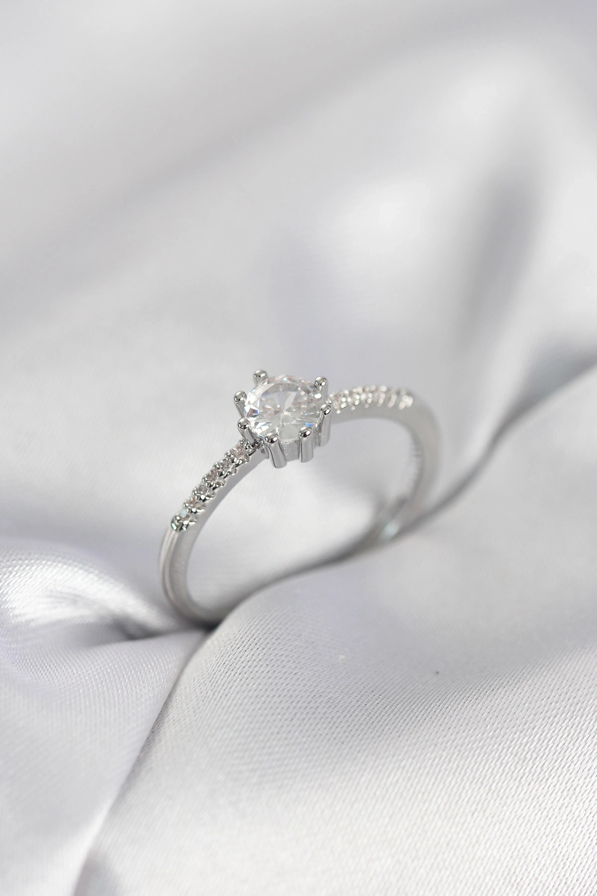 Tek Taş Model Gümüş Renk Zirkon Taşlı Kadın Yüzük