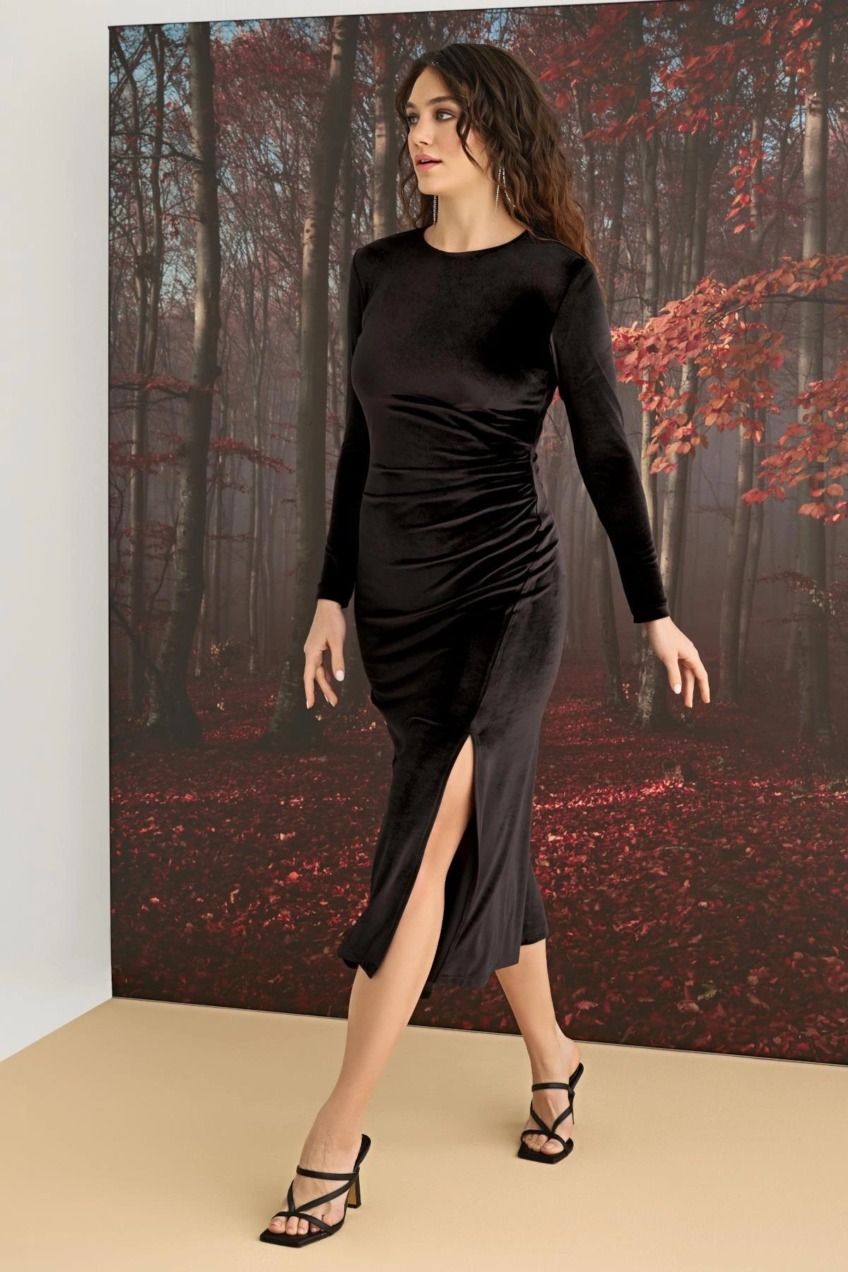 Uzun Kollu Yırtmaçlı Kadife Elbise